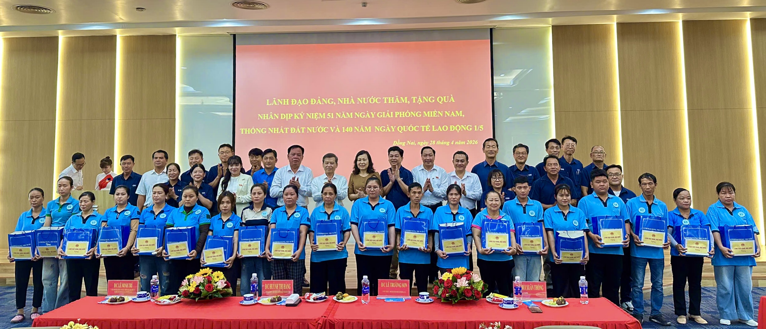 Trưởng ban Nội chính Trung ương Lê Minh Trí tặng quà công nhân ở Đồng Nai - Ảnh 1.