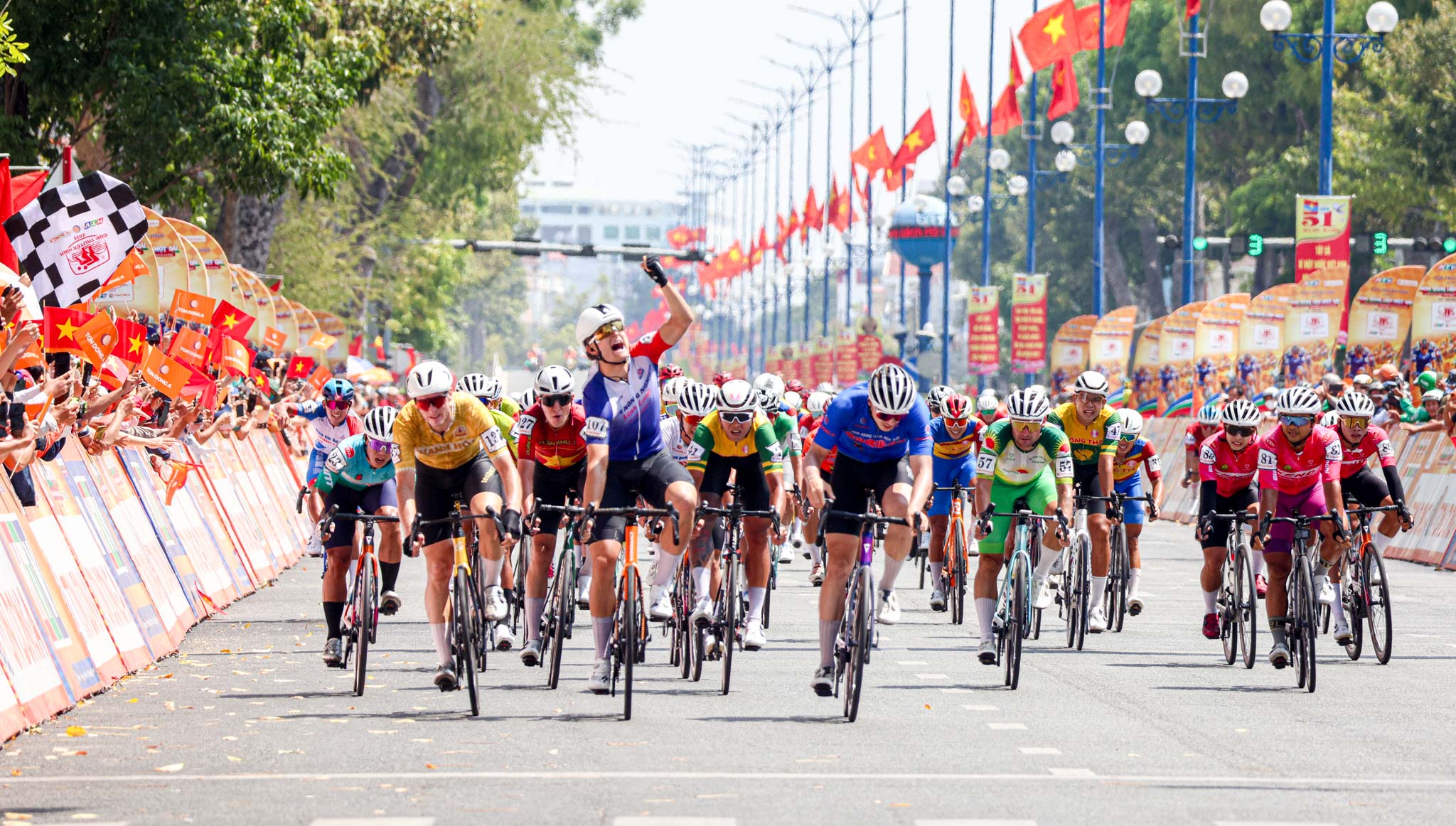 C&uacute;p truyền h&igrave;nh 2026: Patrick Patterson thắng chặng kịch t&iacute;nh tại Mỹ Tho - Ảnh 9.