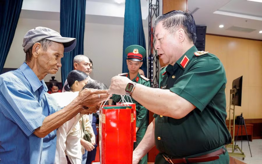 Trưởng ban Nội ch&iacute;nh Trung ương L&ecirc; Minh Tr&iacute; tặng qu&agrave; c&ocirc;ng nh&acirc;n ở Đồng Nai - Ảnh 2.