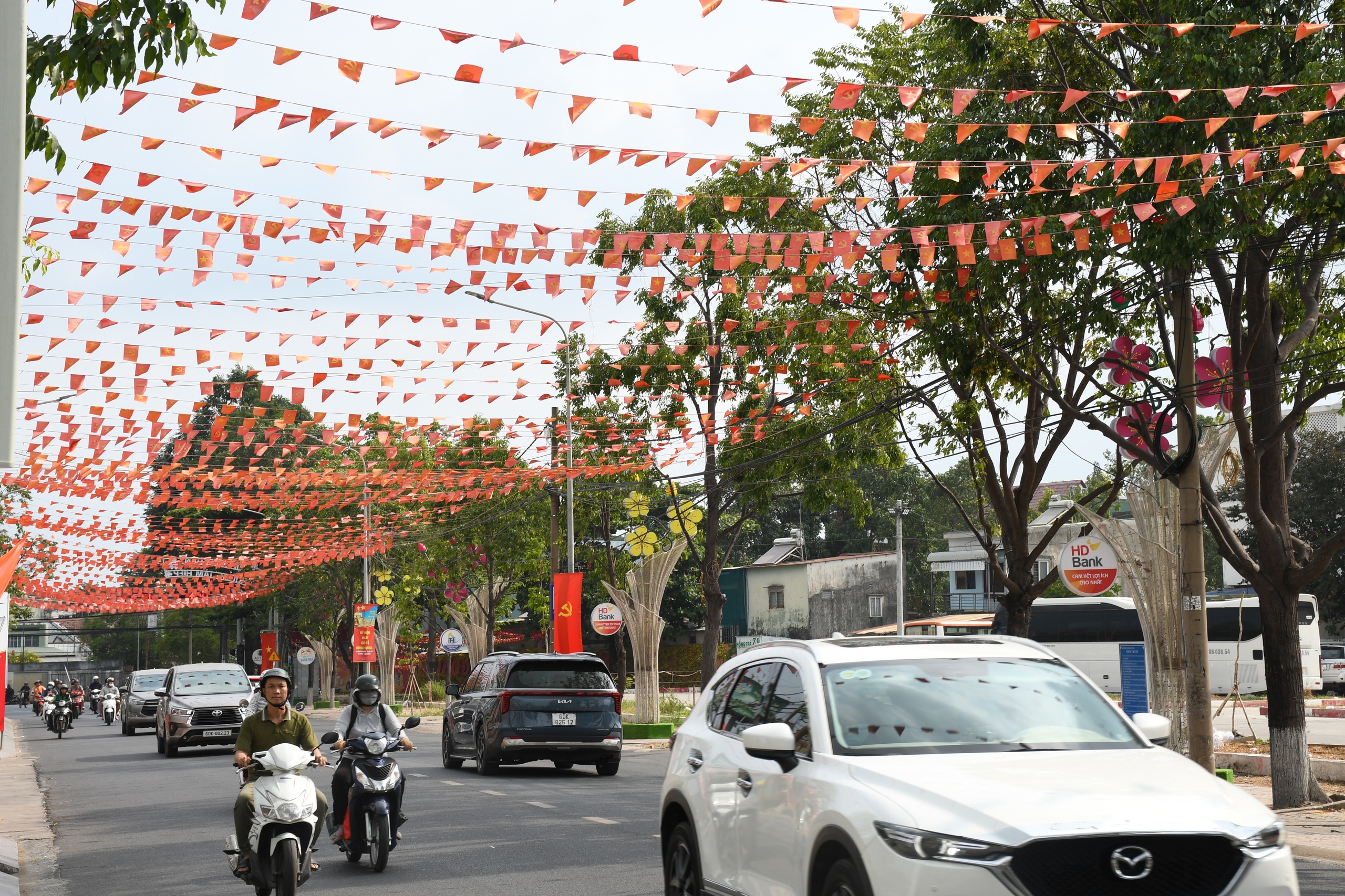 Đồng Nai rực rỡ cờ hoa chào mừng 30 - 4 và lên thành phố trực thuộc Trung ương - Ảnh 5.