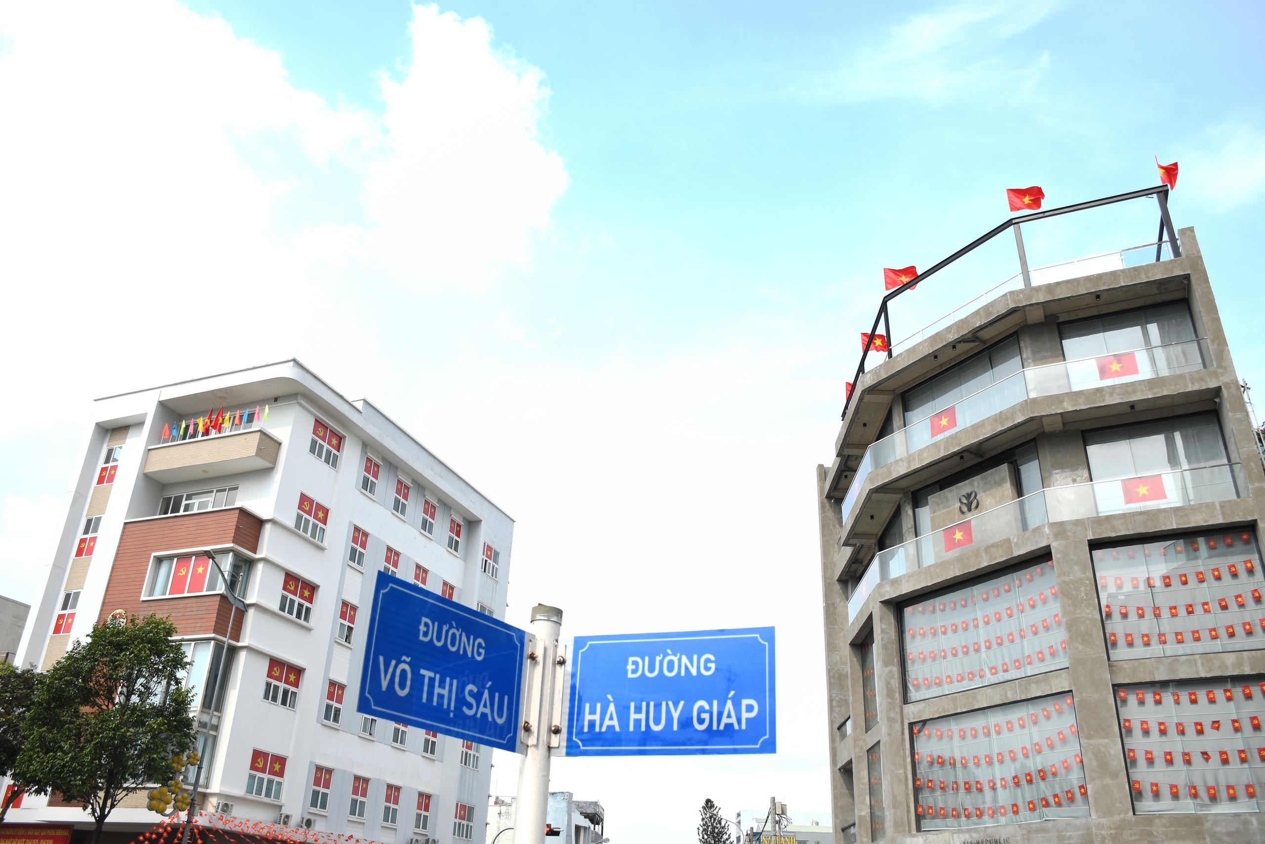 Đồng Nai rực rỡ cờ hoa chào mừng 30 - 4 và lên thành phố trực thuộc Trung ương - Ảnh 1.