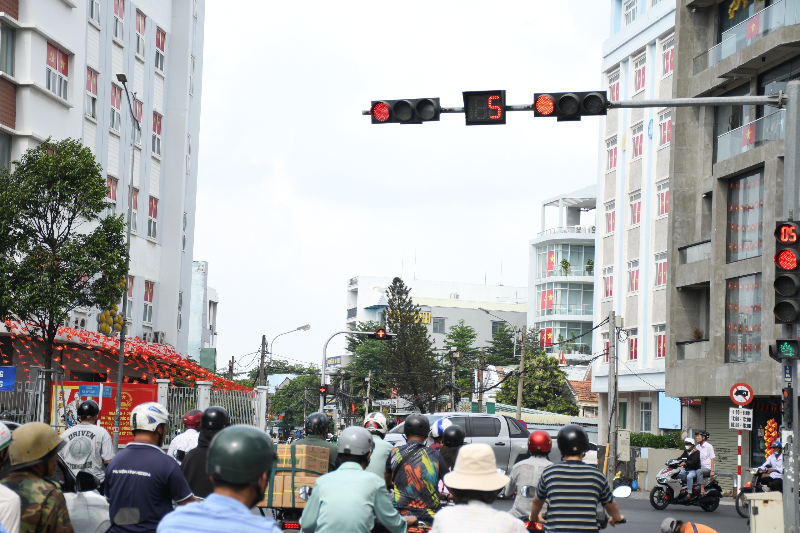 Đồng Nai rực rỡ cờ hoa chào mừng 30 - 4 và lên thành phố trực thuộc Trung ương - Ảnh 10.