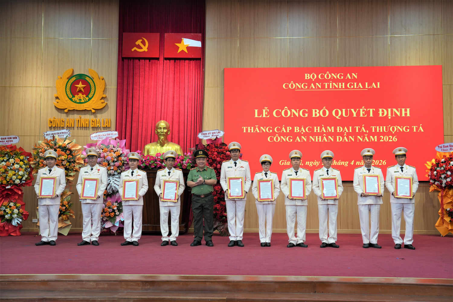 Bộ Công an thăng hàm Đại tá cho 21 cán bộ Công an tỉnh Gia Lai - Ảnh 1.