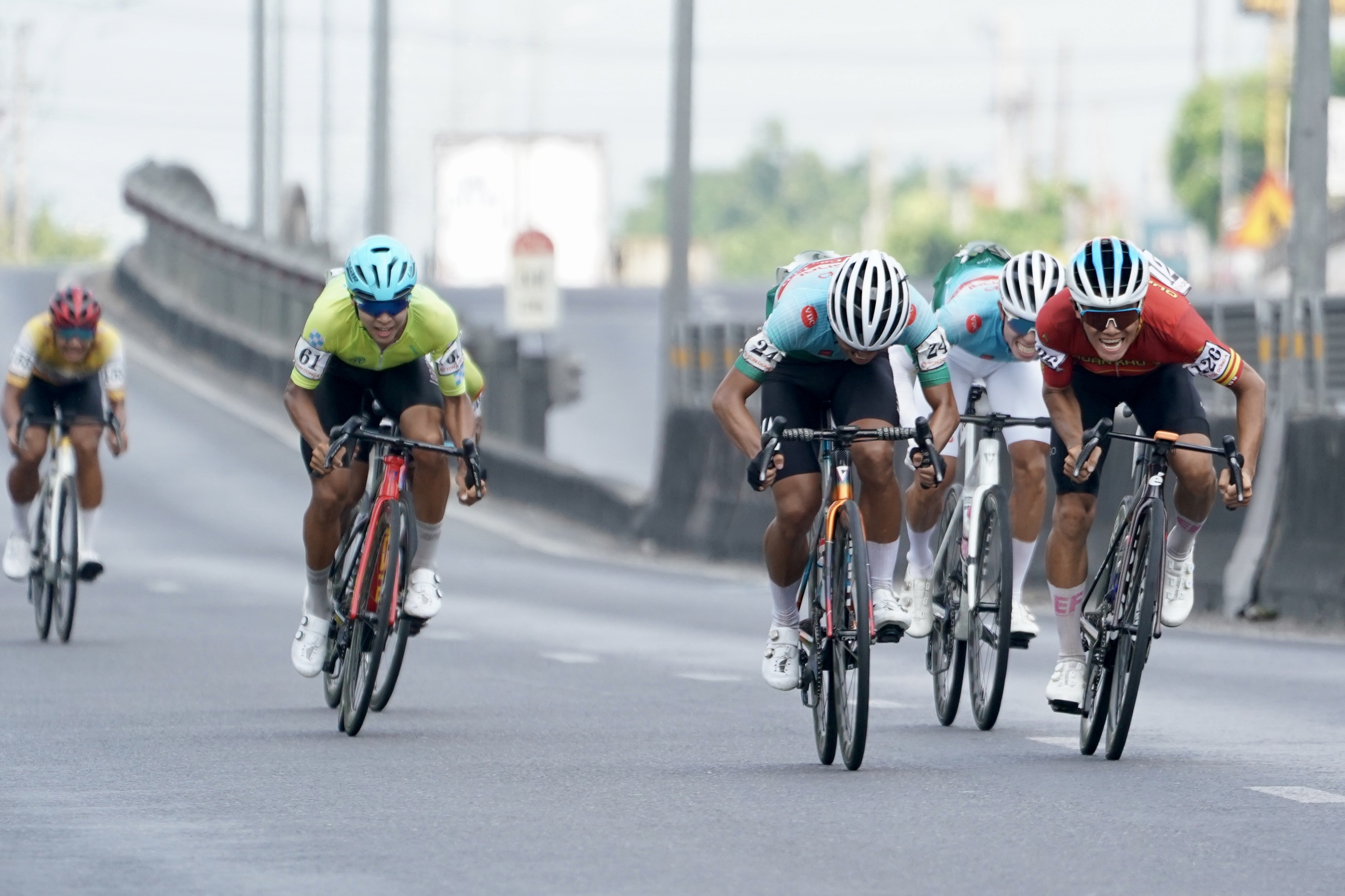 C&uacute;p truyền h&igrave;nh 2026: Patrick Patterson thắng chặng kịch t&iacute;nh tại Mỹ Tho - Ảnh 7.