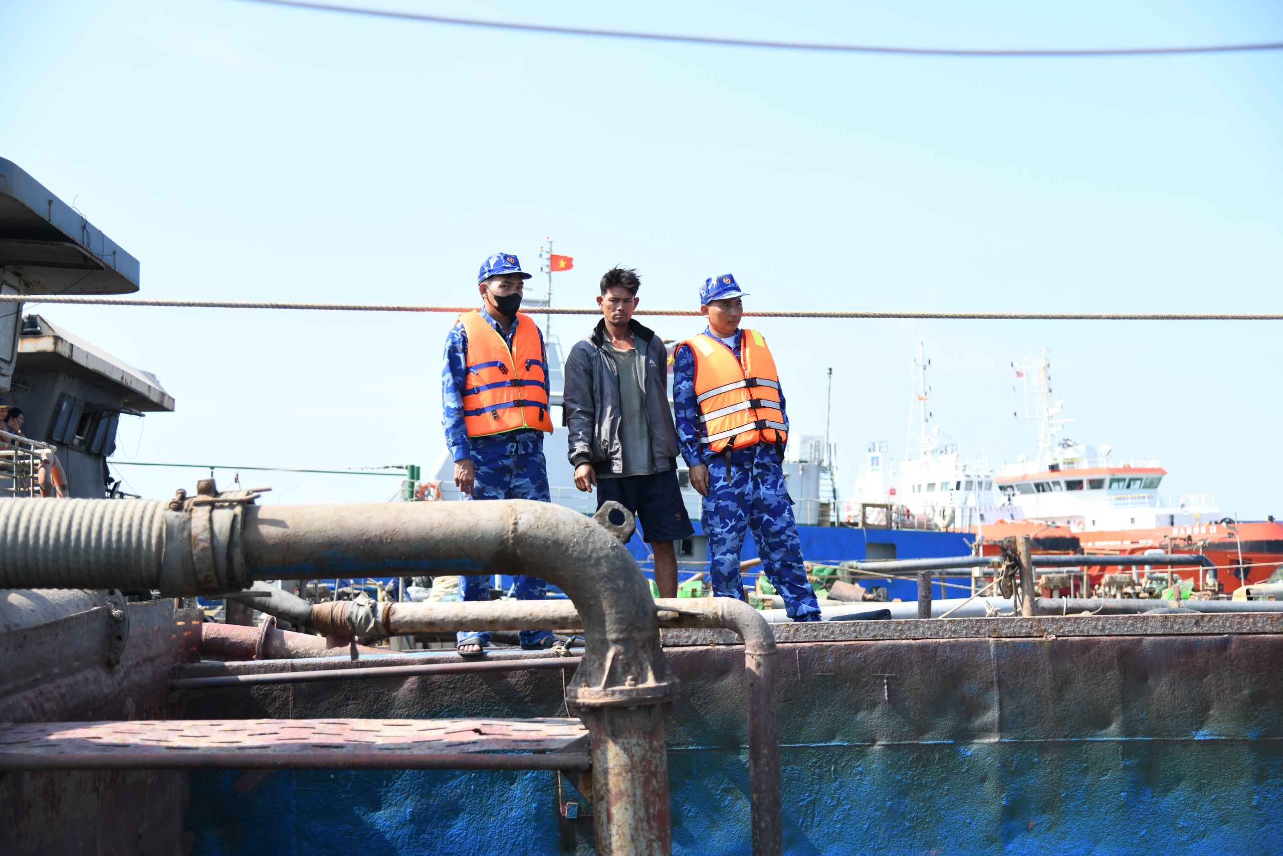 Tạm giữ tàu bơm hút 200 m³ cát không rõ nguồn gốc - Ảnh 2.