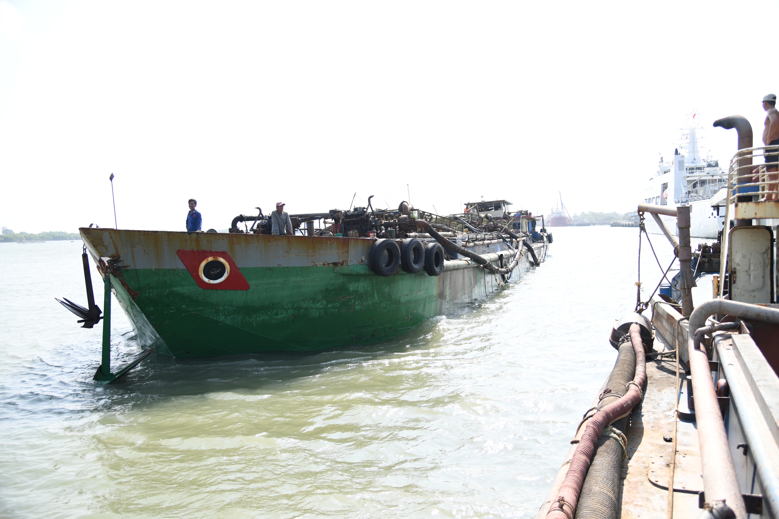 Tạm giữ tàu bơm hút 200 m³ cát không rõ nguồn gốc - Ảnh 1.