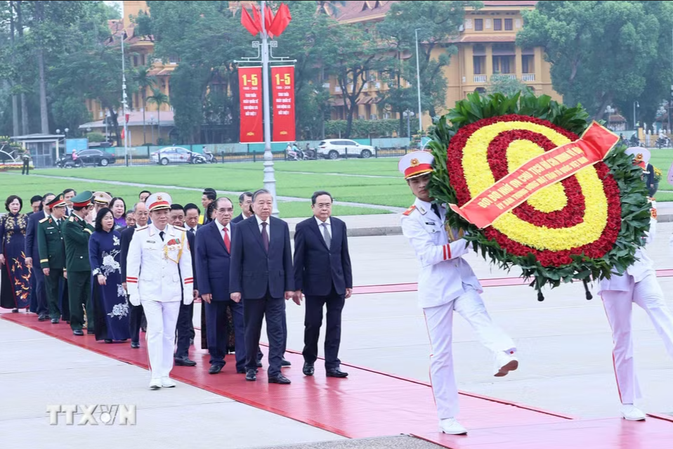 L&atilde;nh đạo Đảng, Nh&agrave; nước v&agrave;o Lăng viếng Chủ tịch Hồ Ch&iacute; Minh - Ảnh 1.