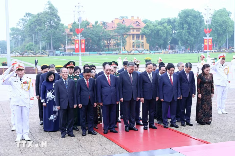 L&atilde;nh đạo Đảng, Nh&agrave; nước v&agrave;o Lăng viếng Chủ tịch Hồ Ch&iacute; Minh - Ảnh 2.