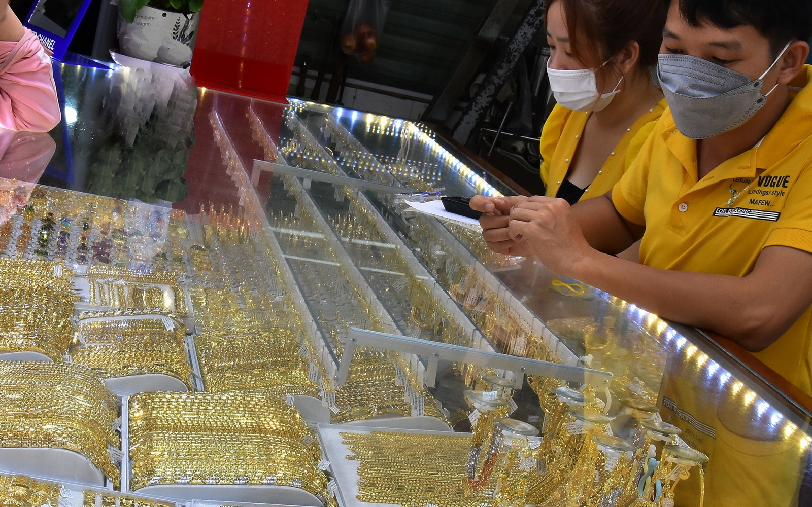 Gi&aacute; v&agrave;ng h&ocirc;m nay 29-4: Rớt th&ecirc;m 1,5 triệu đồng, thấp nhất nhiều th&aacute;ng - Ảnh 2.