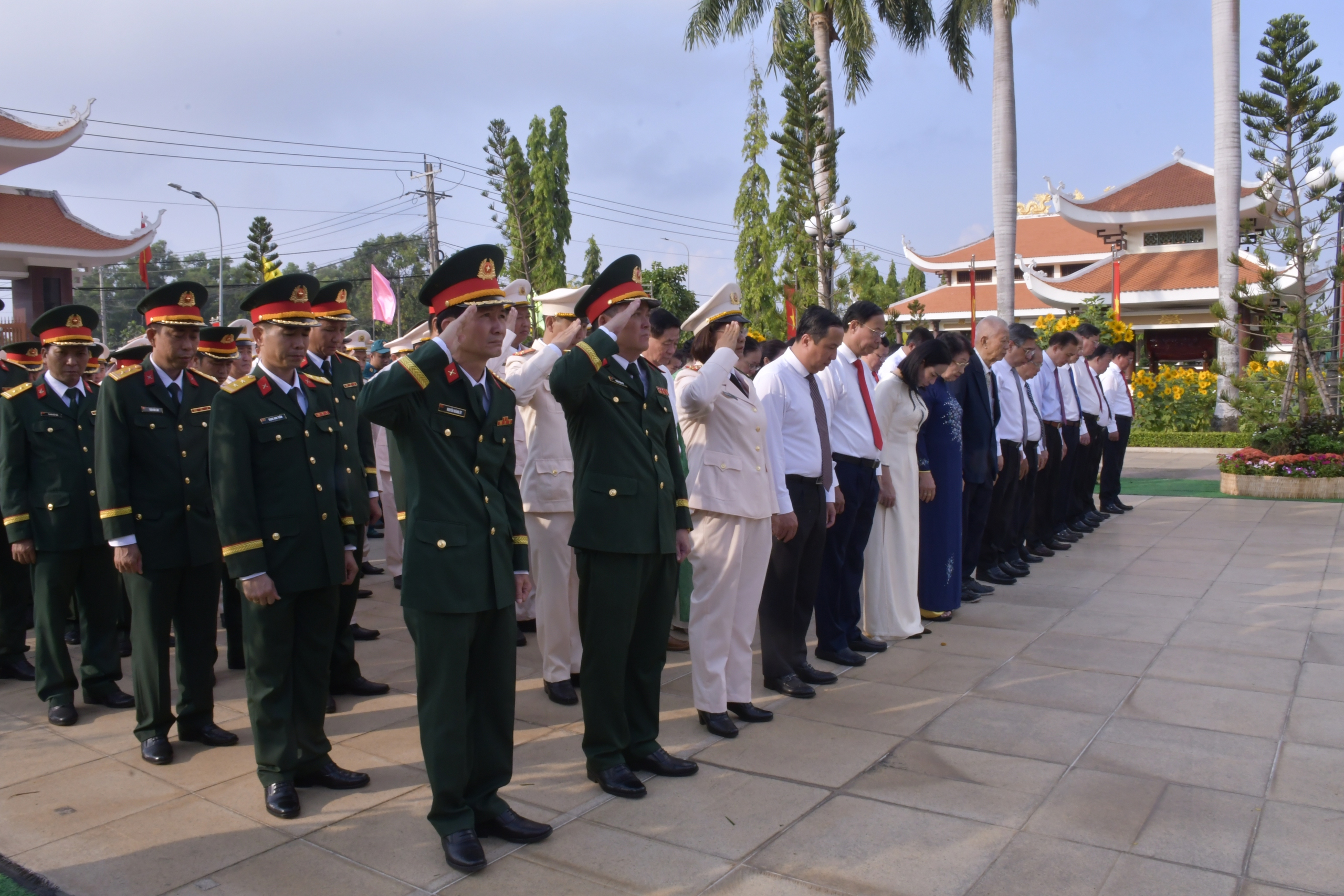 Lãnh đạo TPHCM viếng Nghĩa trang liệt sĩ nhân 51 năm Giải phóng Miền Nam - Ảnh 4.