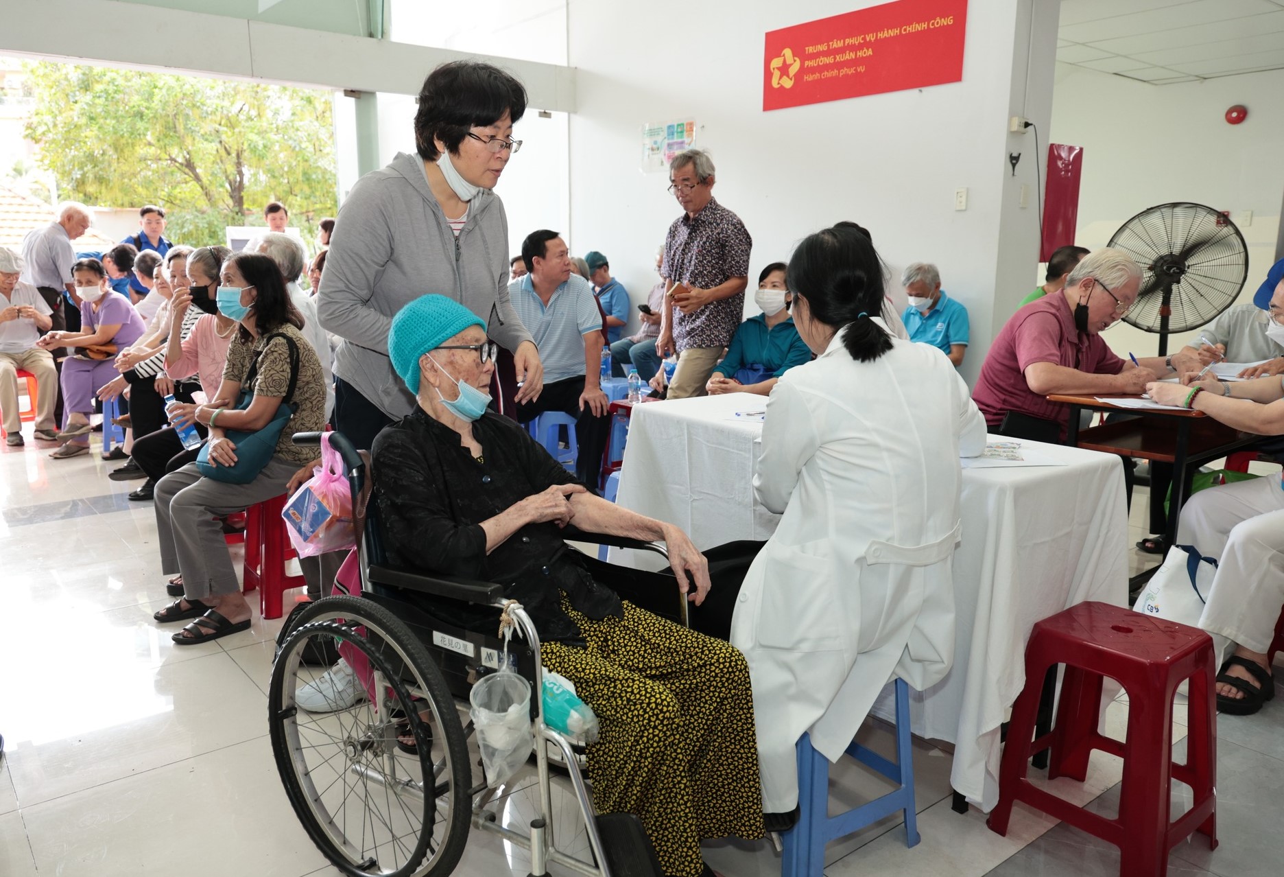 Nâng cao sức khỏe cộng đồng là nhiệm vụ trọng tâm, xuyên suốt - Ảnh 3.