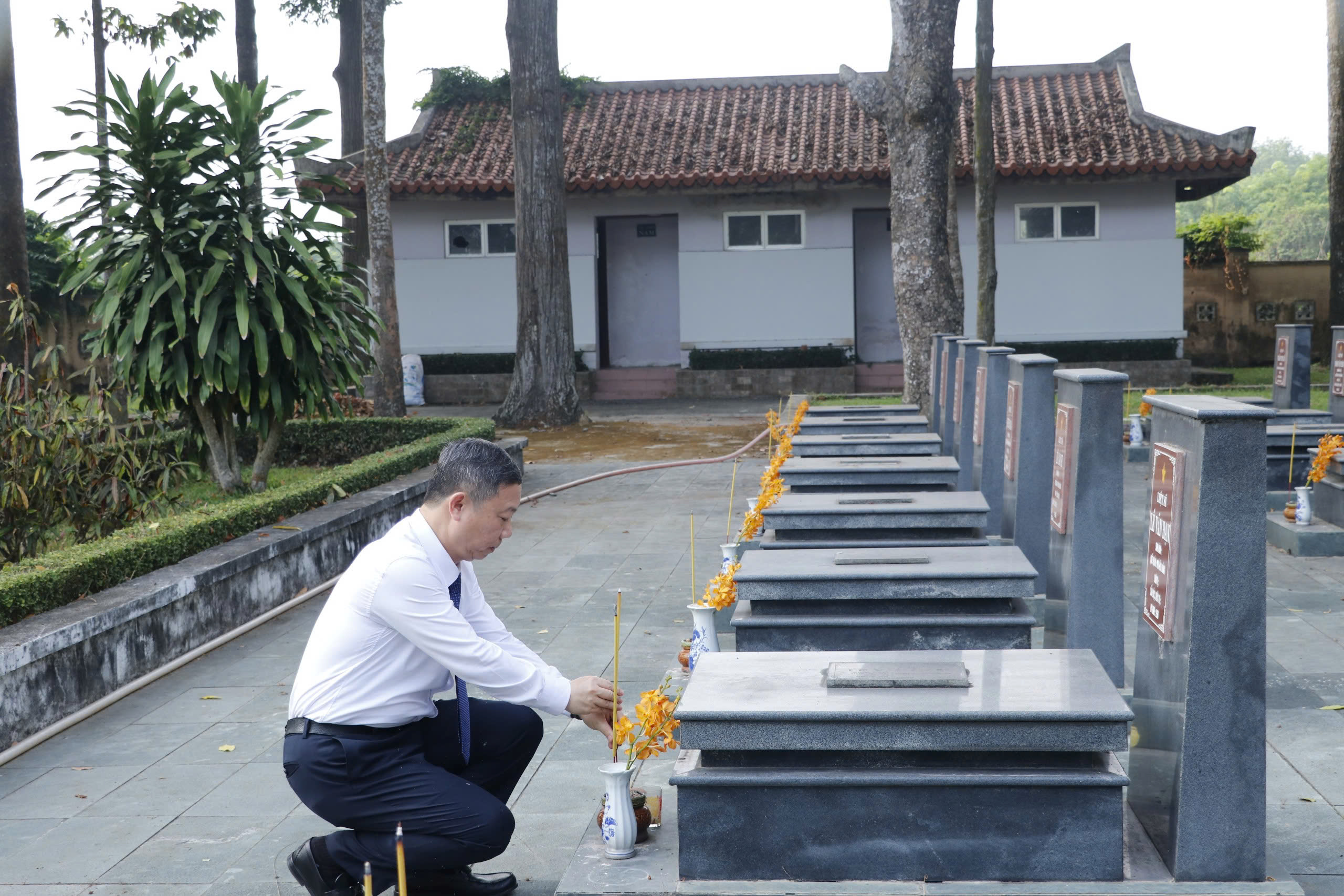 L&atilde;nh đạo TPHCM d&acirc;ng hương, d&acirc;ng hoa c&aacute;c Anh h&ugrave;ng liệt sĩ - Ảnh 4.