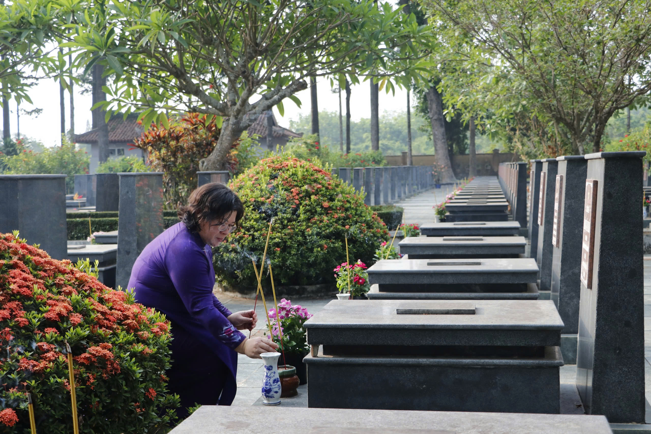 L&atilde;nh đạo TPHCM d&acirc;ng hương, d&acirc;ng hoa c&aacute;c Anh h&ugrave;ng liệt sĩ - Ảnh 9.