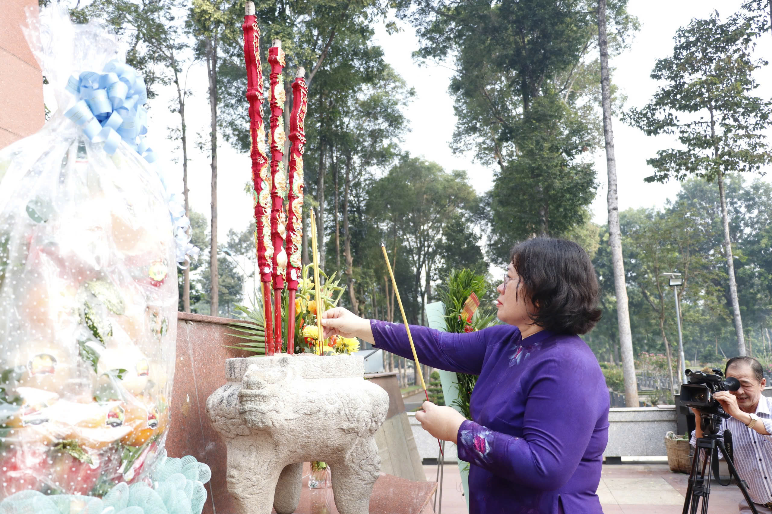 L&atilde;nh đạo TPHCM d&acirc;ng hương, d&acirc;ng hoa c&aacute;c Anh h&ugrave;ng liệt sĩ - Ảnh 8.