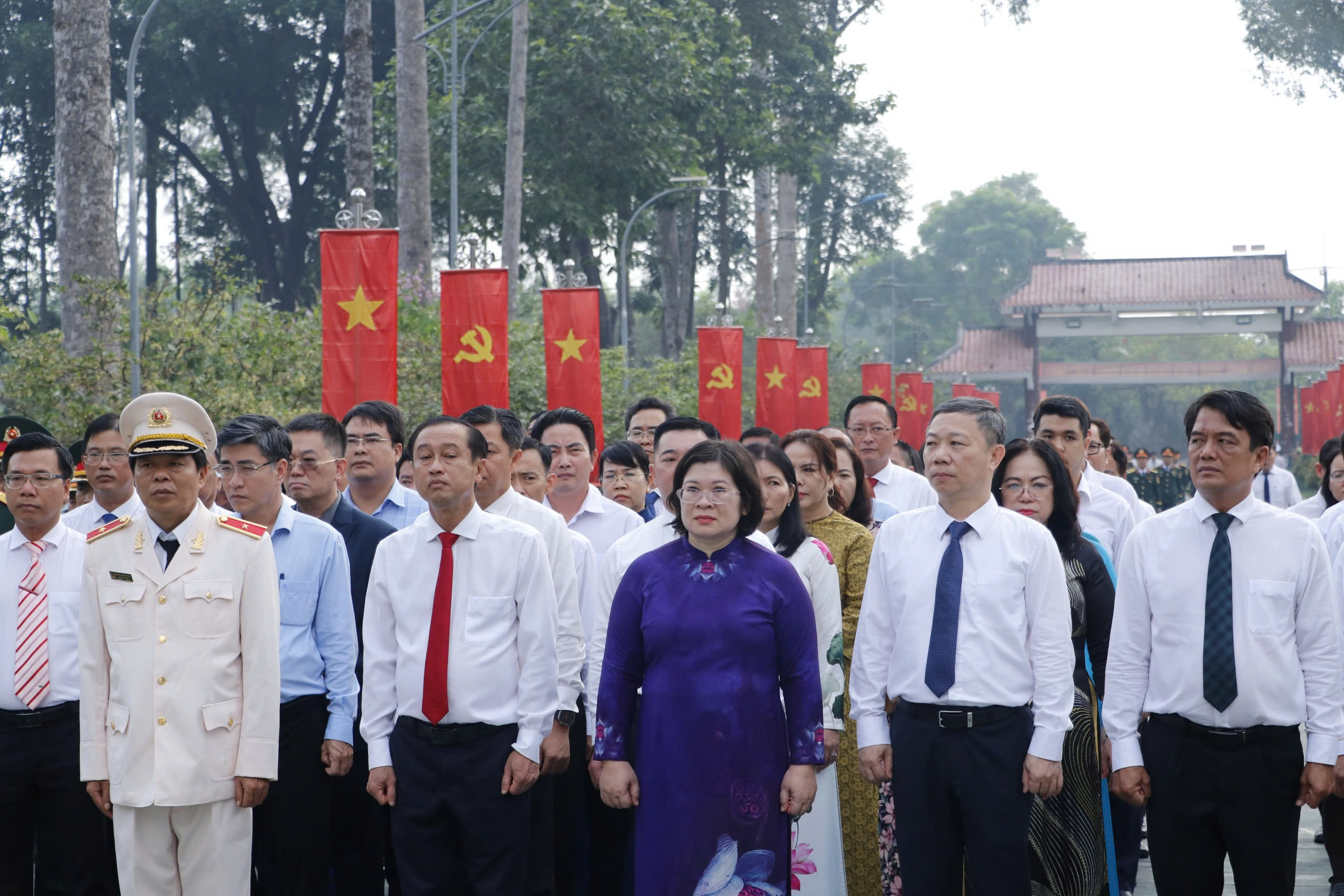 L&atilde;nh đạo TPHCM d&acirc;ng hương, d&acirc;ng hoa c&aacute;c Anh h&ugrave;ng liệt sĩ - Ảnh 3.