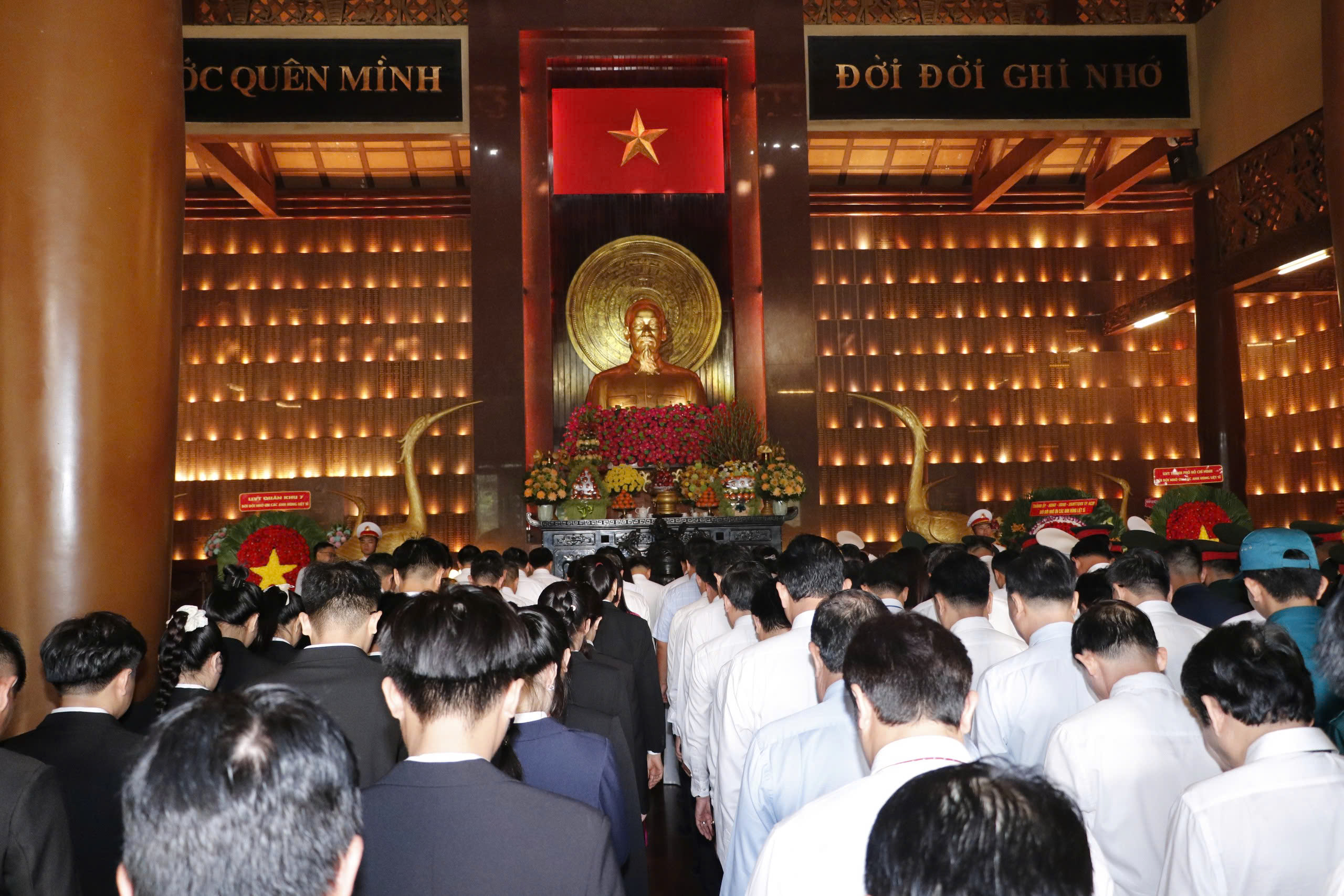 L&atilde;nh đạo TPHCM d&acirc;ng hương, d&acirc;ng hoa c&aacute;c Anh h&ugrave;ng liệt sĩ - Ảnh 6.