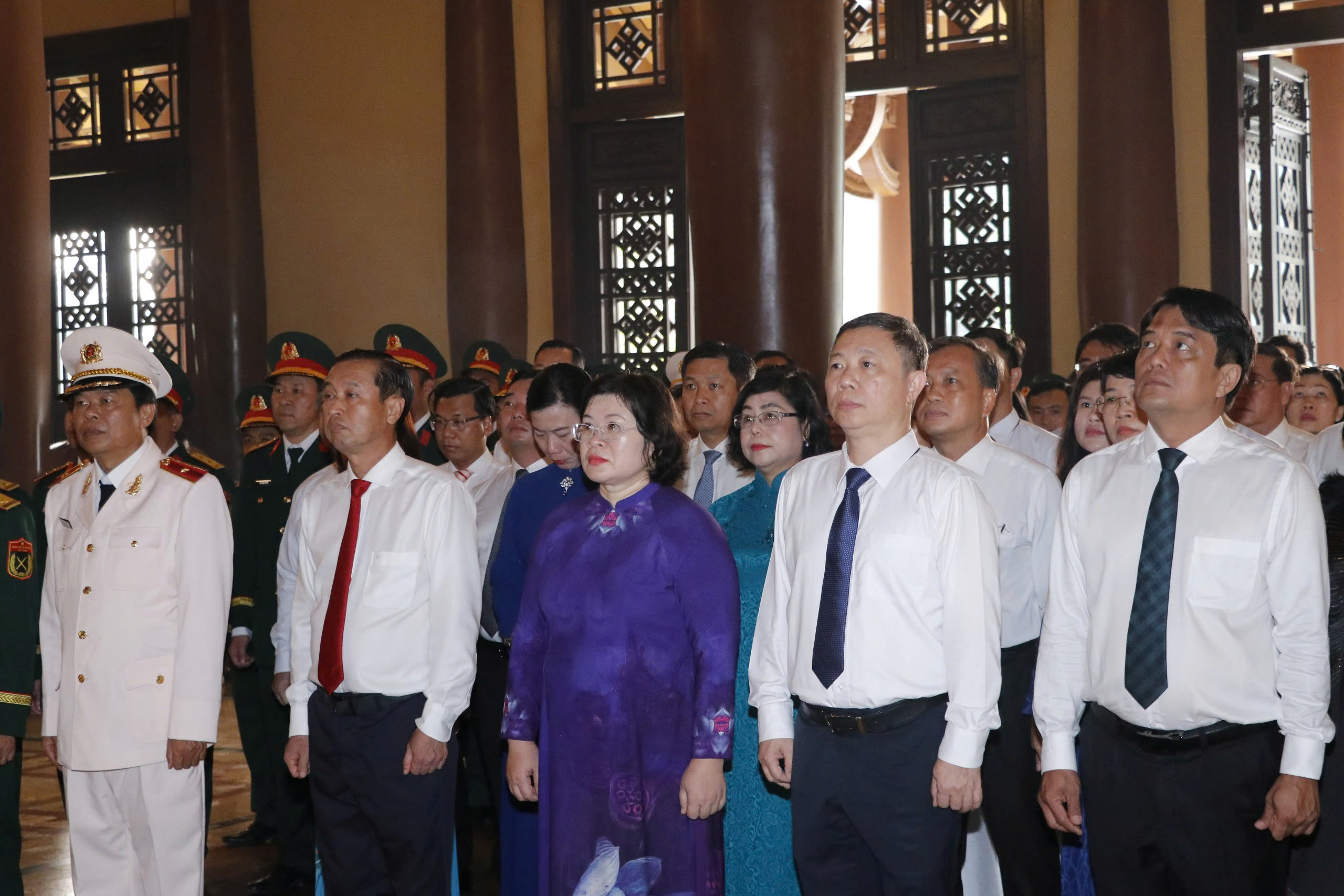 L&atilde;nh đạo TPHCM d&acirc;ng hương, d&acirc;ng hoa c&aacute;c Anh h&ugrave;ng liệt sĩ - Ảnh 5.