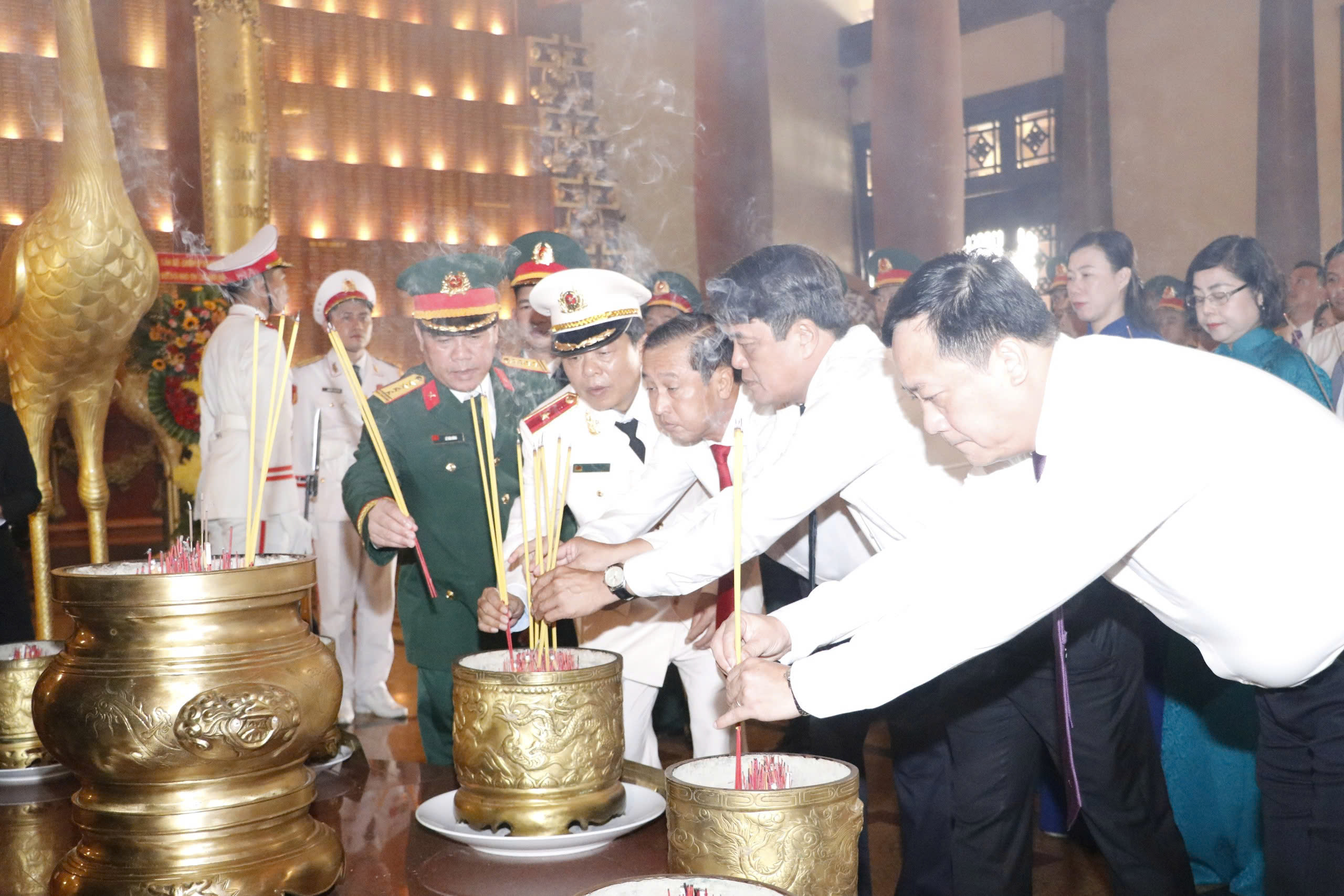 L&atilde;nh đạo TPHCM d&acirc;ng hương, d&acirc;ng hoa c&aacute;c Anh h&ugrave;ng liệt sĩ - Ảnh 7.