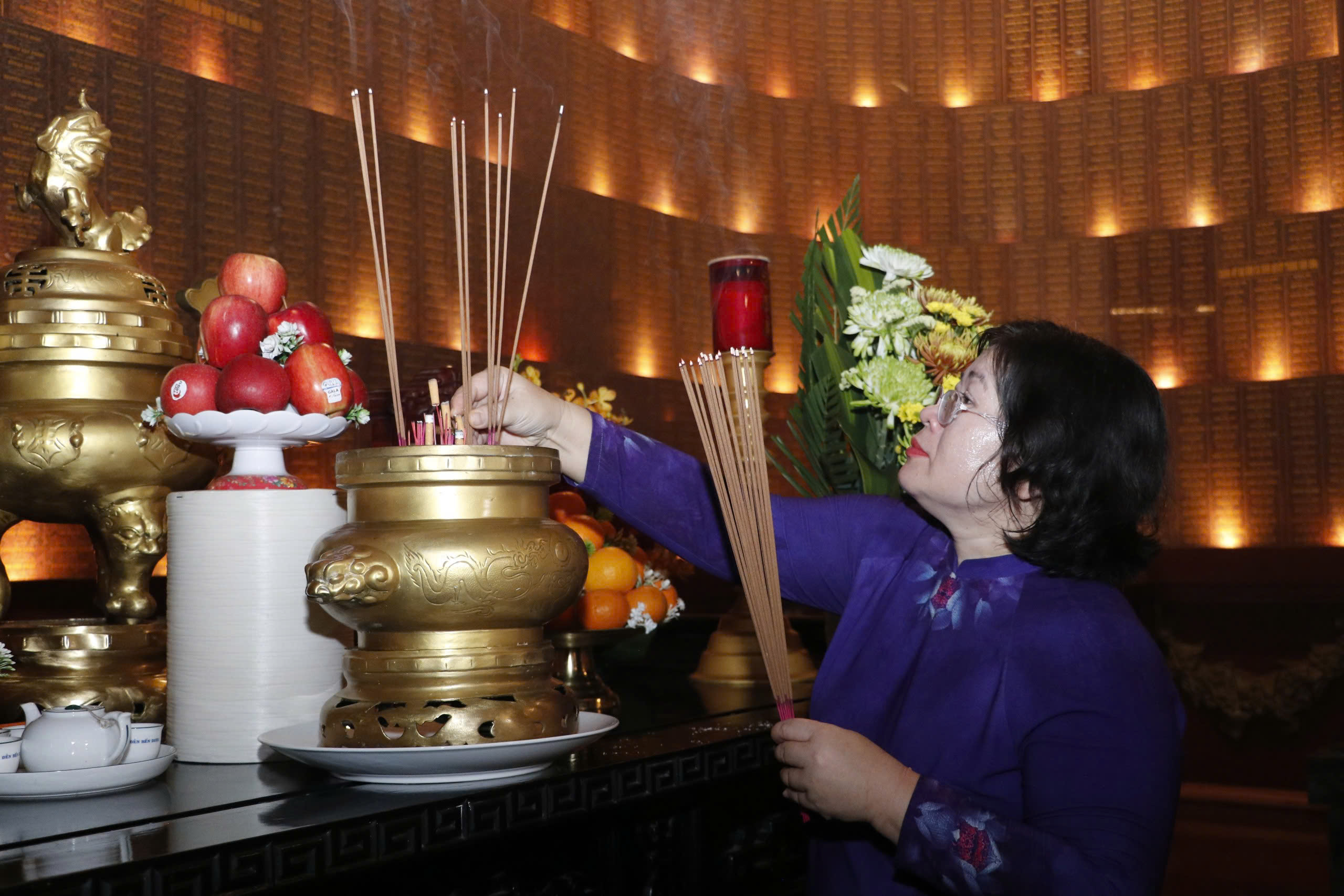 L&atilde;nh đạo TPHCM d&acirc;ng hương, d&acirc;ng hoa c&aacute;c Anh h&ugrave;ng liệt sĩ - Ảnh 2.