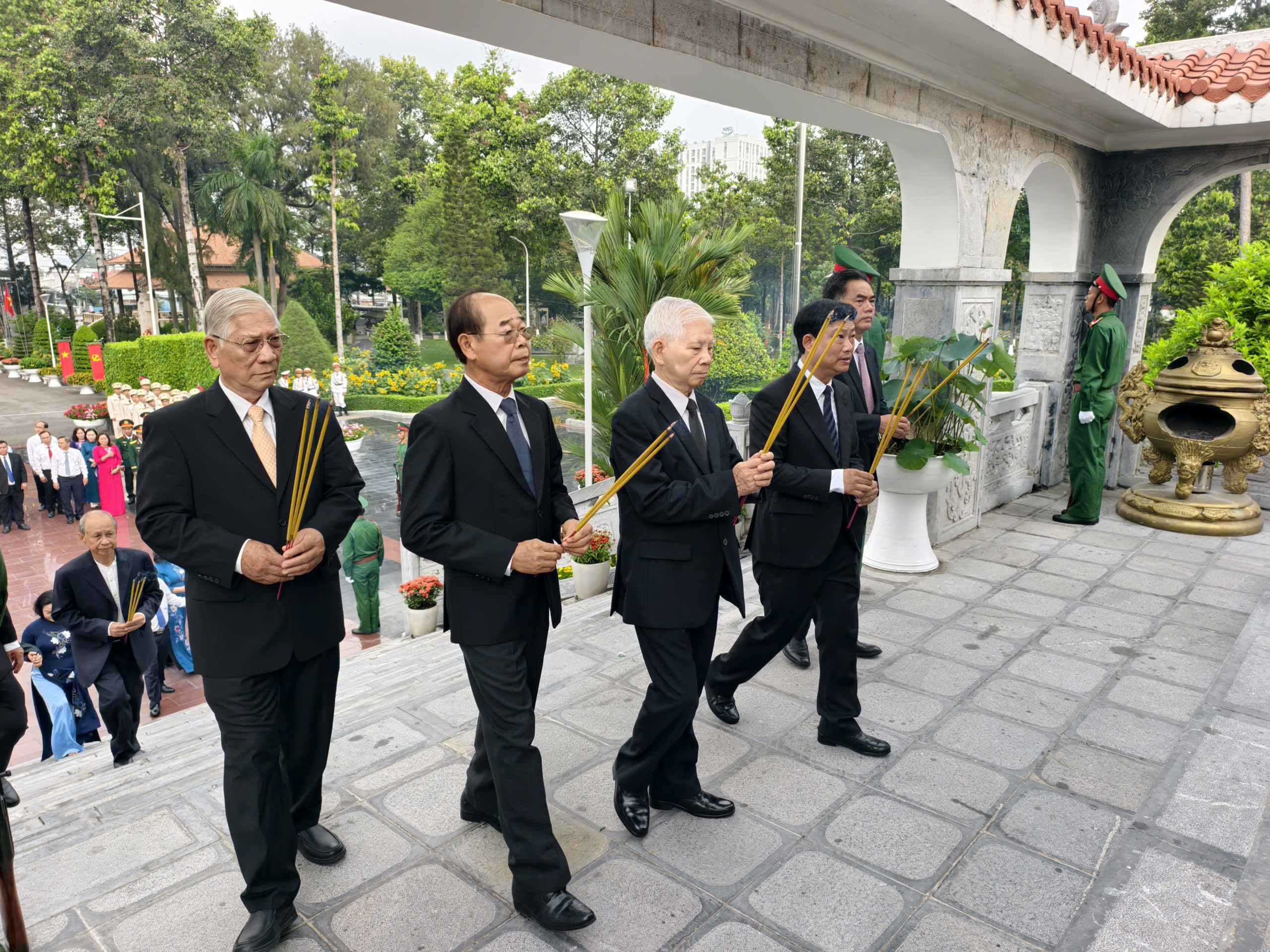 Lãnh đạo TPHCM viếng Nghĩa trang liệt sĩ nhân 51 năm Giải phóng Miền Nam - Ảnh 1.