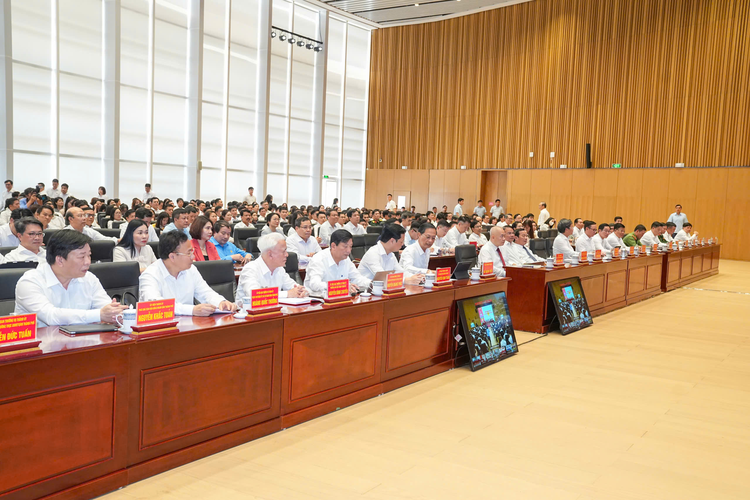 Thủ tướng Lê Minh Hưng tiếp xúc cử tri tại Hải Phòng , tặng quà công nhân lao động - Ảnh 3.