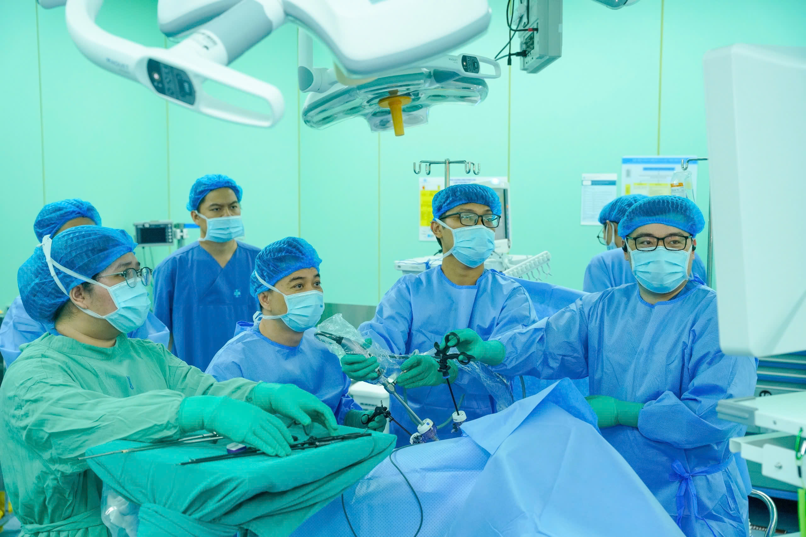 Cứu một người nước ngoài ung thư đại trực tràng, biến chứng tắc ruột - Ảnh 1.