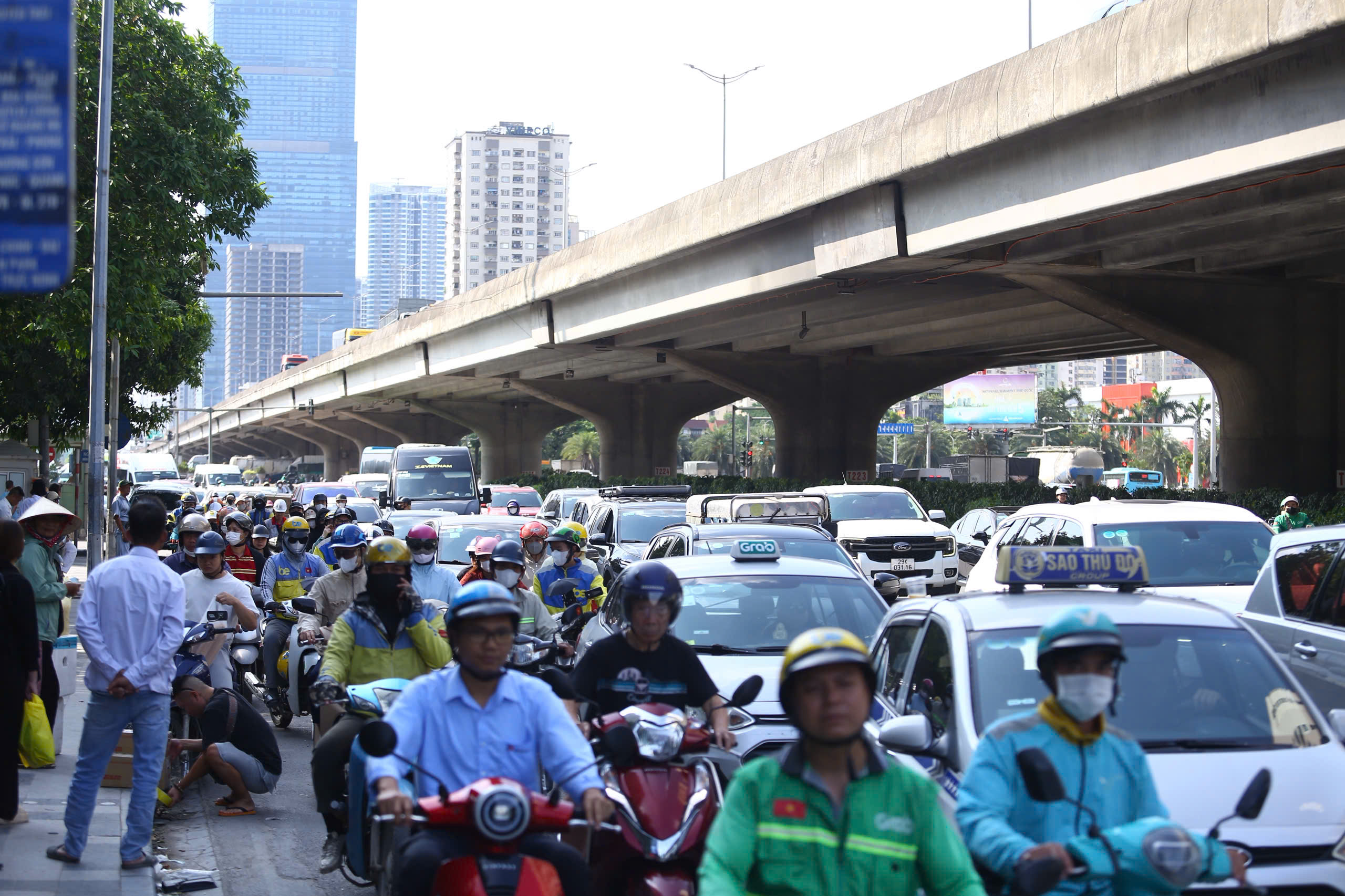 &Ugrave;n ứ giao th&ocirc;ng H&agrave; Nội trước kỳ nghỉ lễ 30 - 4 k&eacute;o d&agrave;i - Ảnh 3.