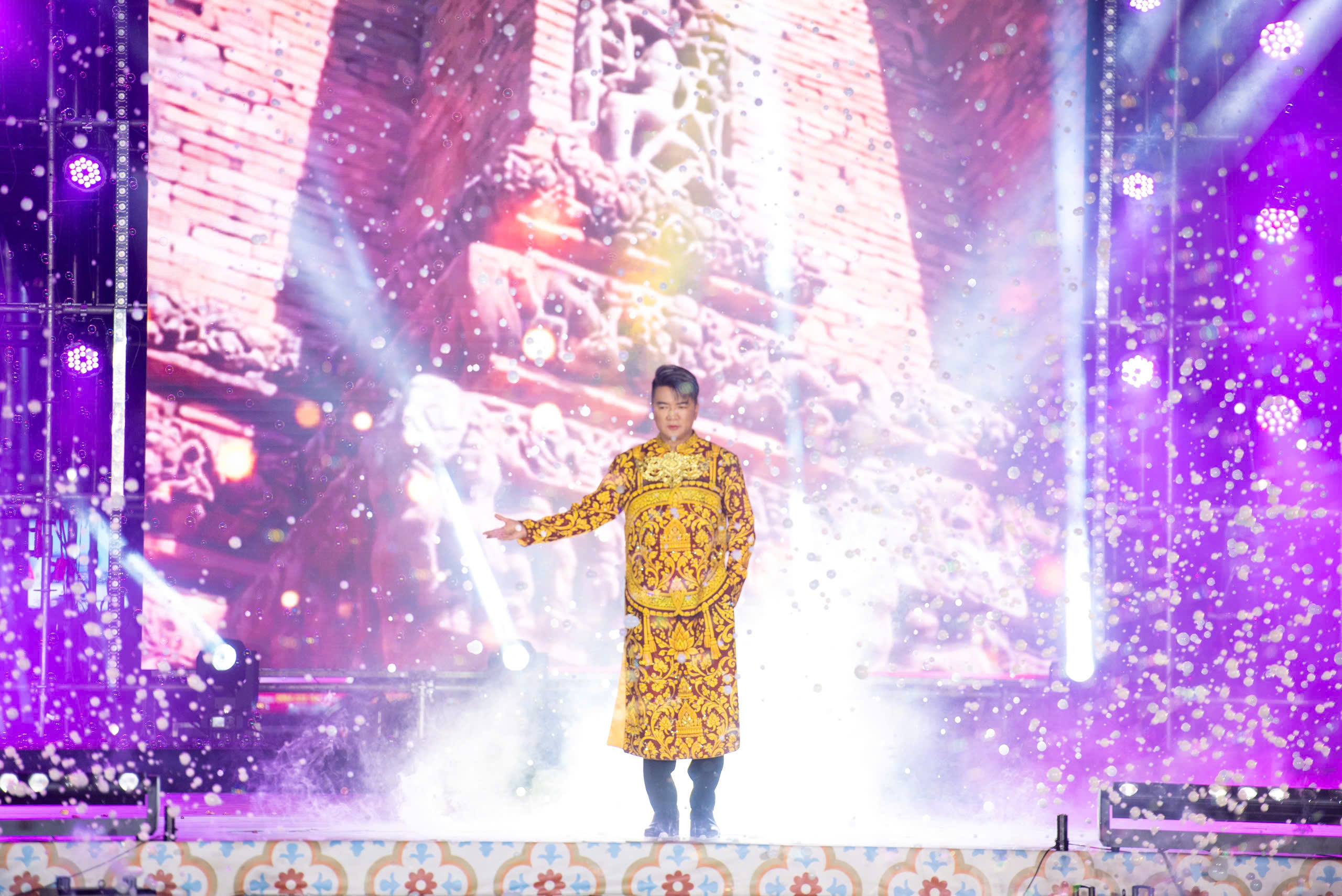 Đàm Vĩnh Hưng và con trai diễn áo dài Việt Hùng  - Ảnh 1.