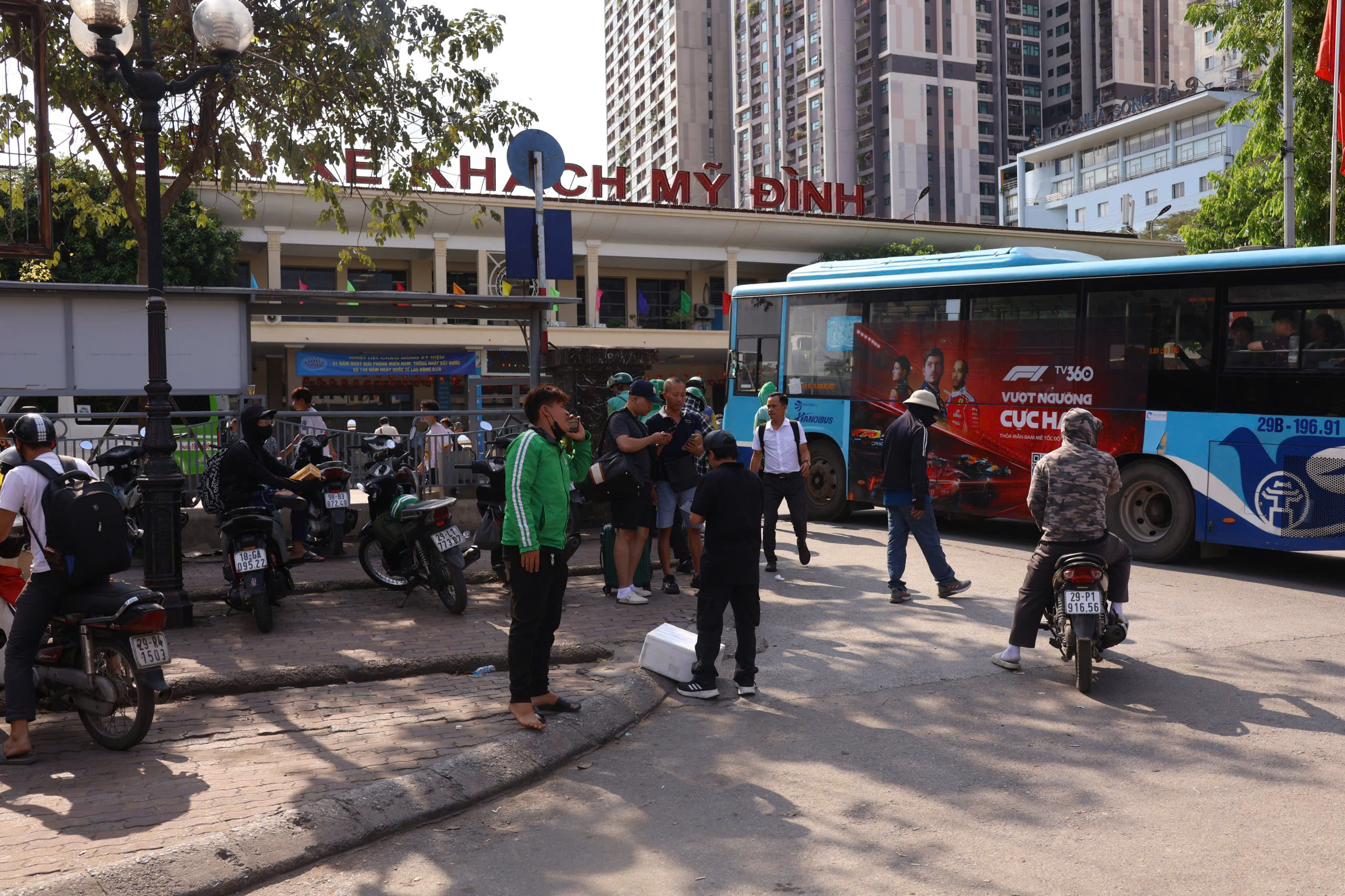 &Ugrave;n ứ giao th&ocirc;ng H&agrave; Nội trước kỳ nghỉ lễ 30 - 4 k&eacute;o d&agrave;i - Ảnh 10.