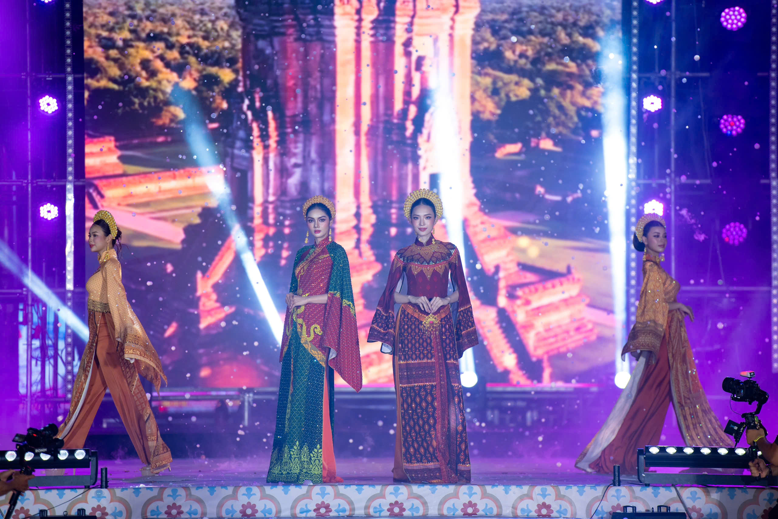 Đàm Vĩnh Hưng và con trai diễn áo dài Việt Hùng  - Ảnh 15.