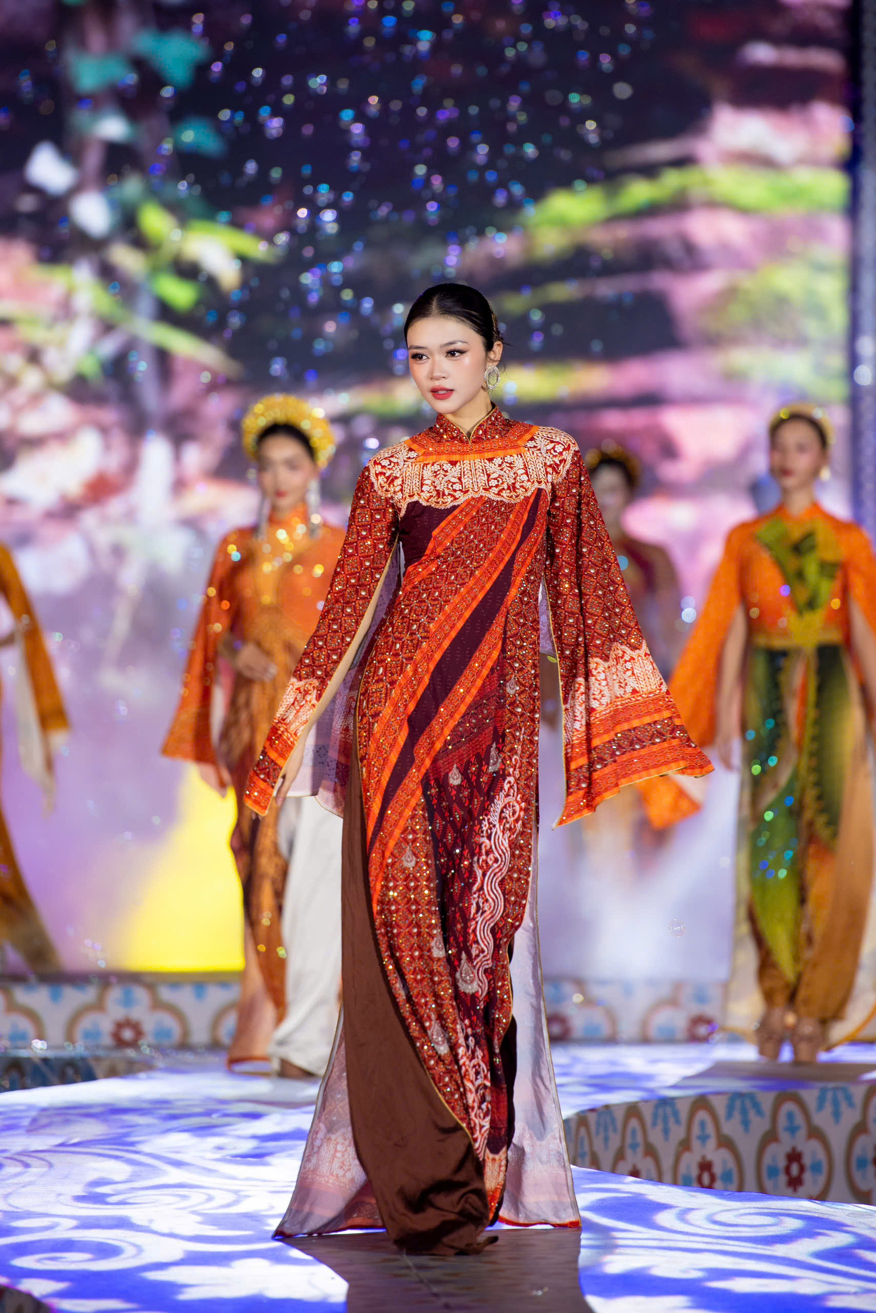 Đàm Vĩnh Hưng và con trai diễn áo dài Việt Hùng  - Ảnh 13.