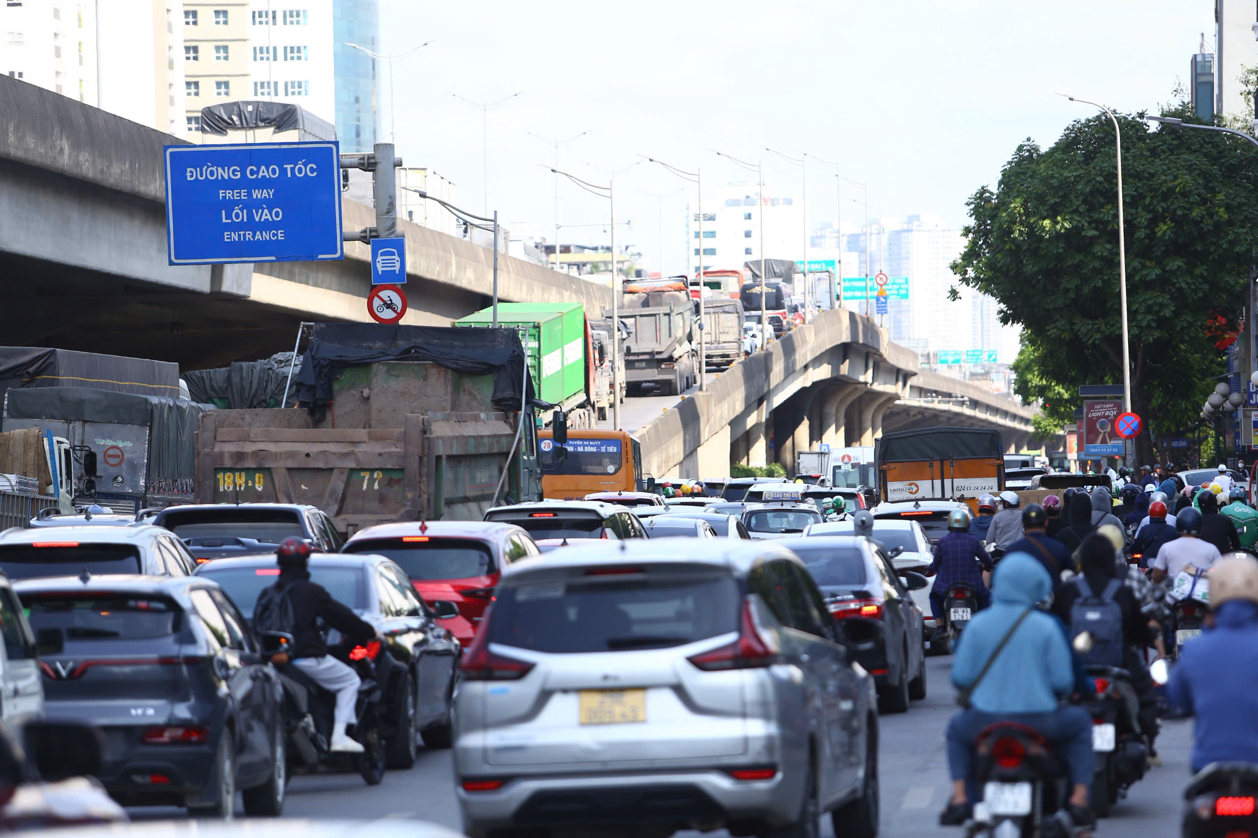 &Ugrave;n ứ giao th&ocirc;ng H&agrave; Nội trước kỳ nghỉ lễ 30 - 4 k&eacute;o d&agrave;i - Ảnh 5.