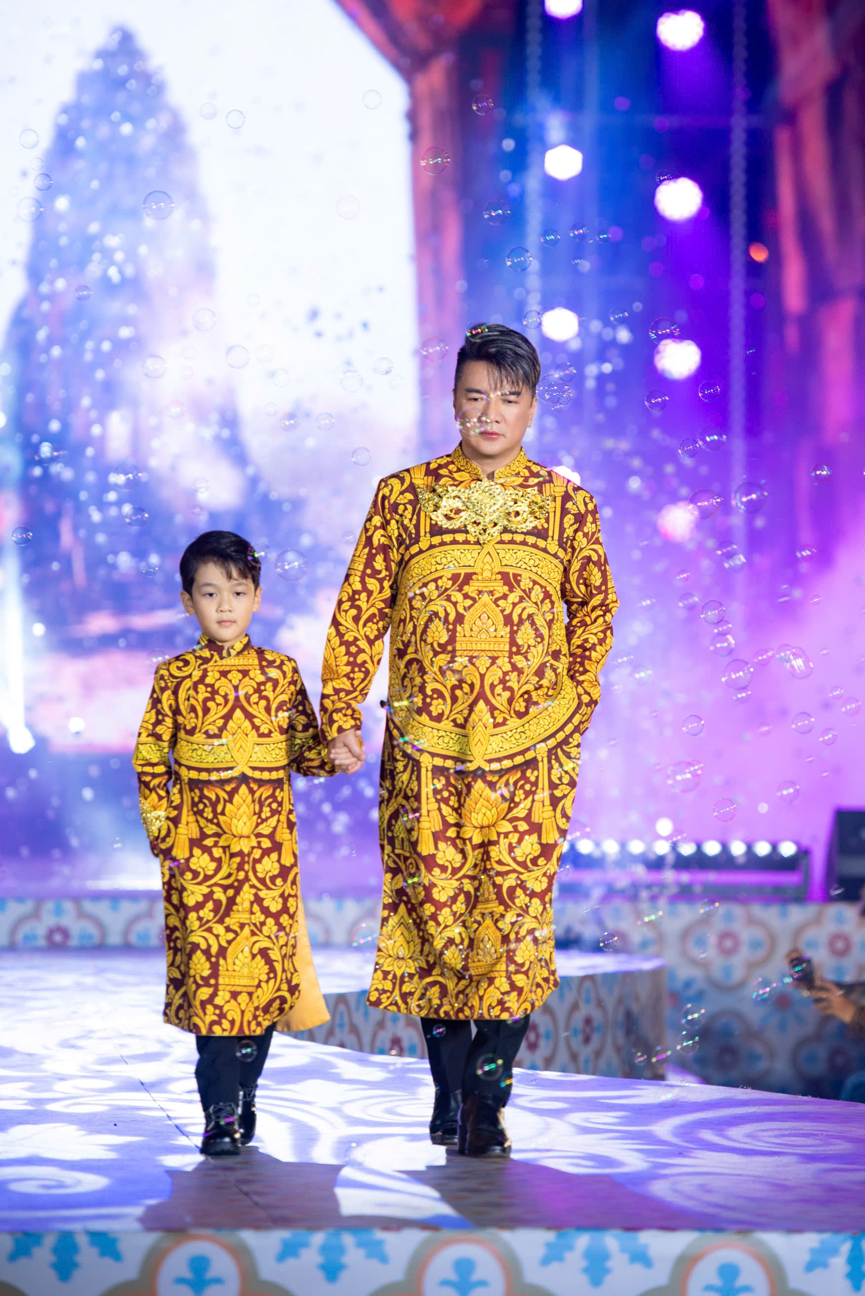 Đàm Vĩnh Hưng và con trai diễn áo dài Việt Hùng  - Ảnh 14.