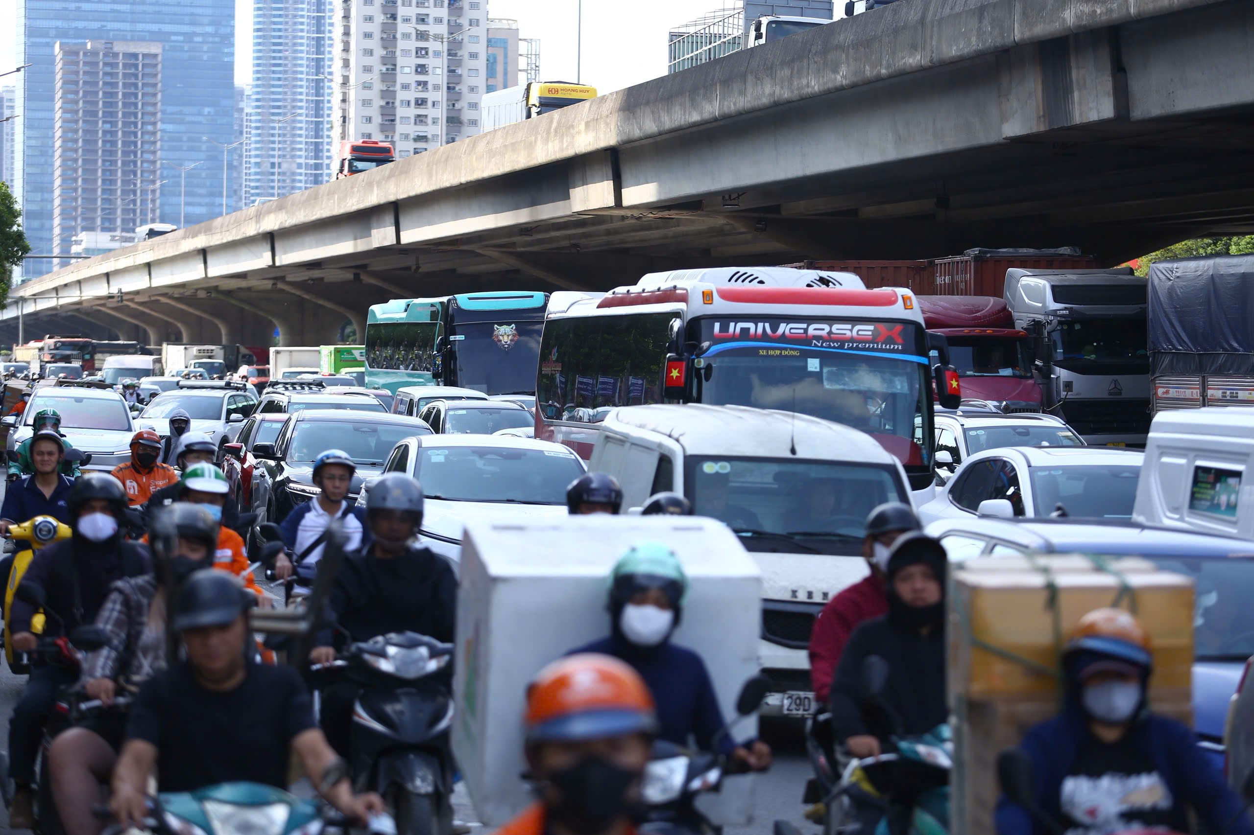 &Ugrave;n ứ giao th&ocirc;ng H&agrave; Nội trước kỳ nghỉ lễ 30 - 4 k&eacute;o d&agrave;i - Ảnh 1.