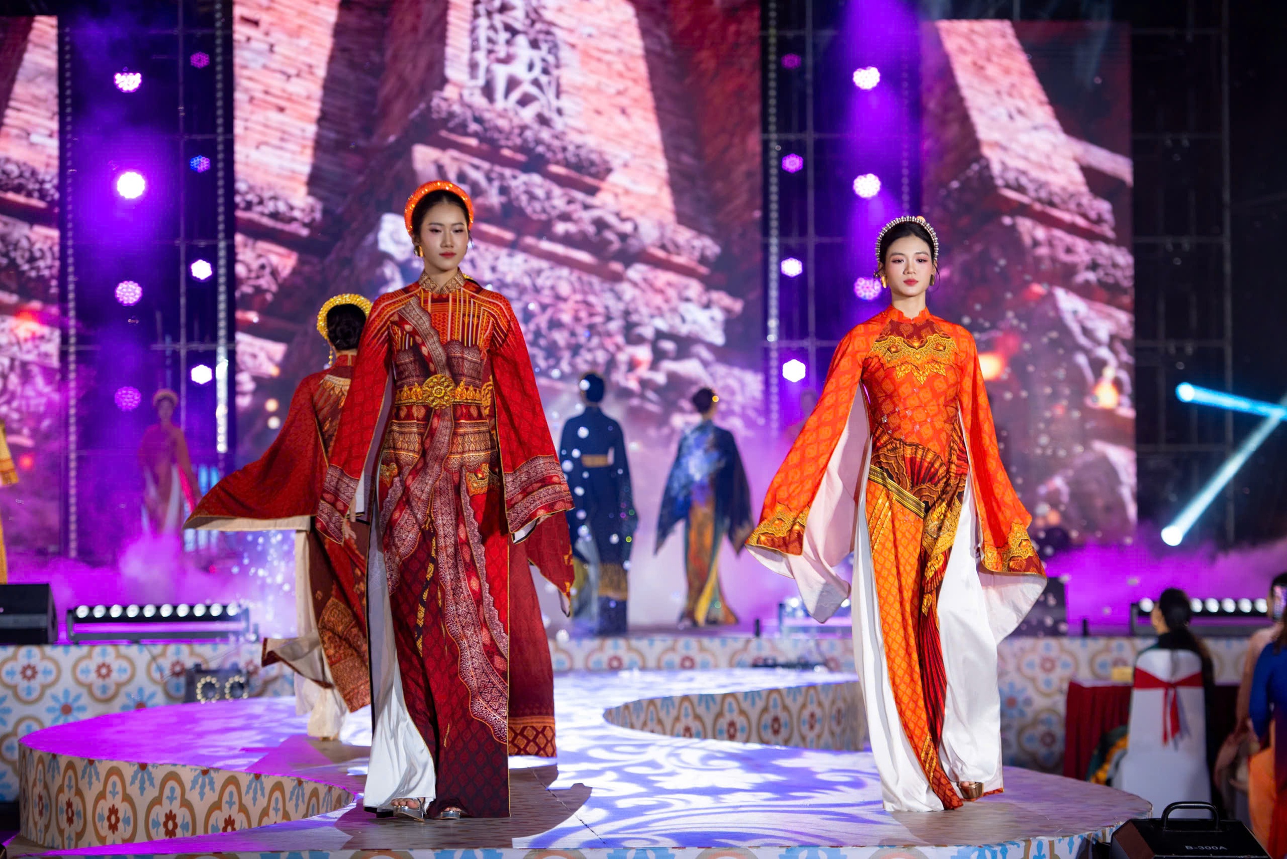 Đàm Vĩnh Hưng và con trai diễn áo dài Việt Hùng  - Ảnh 5.