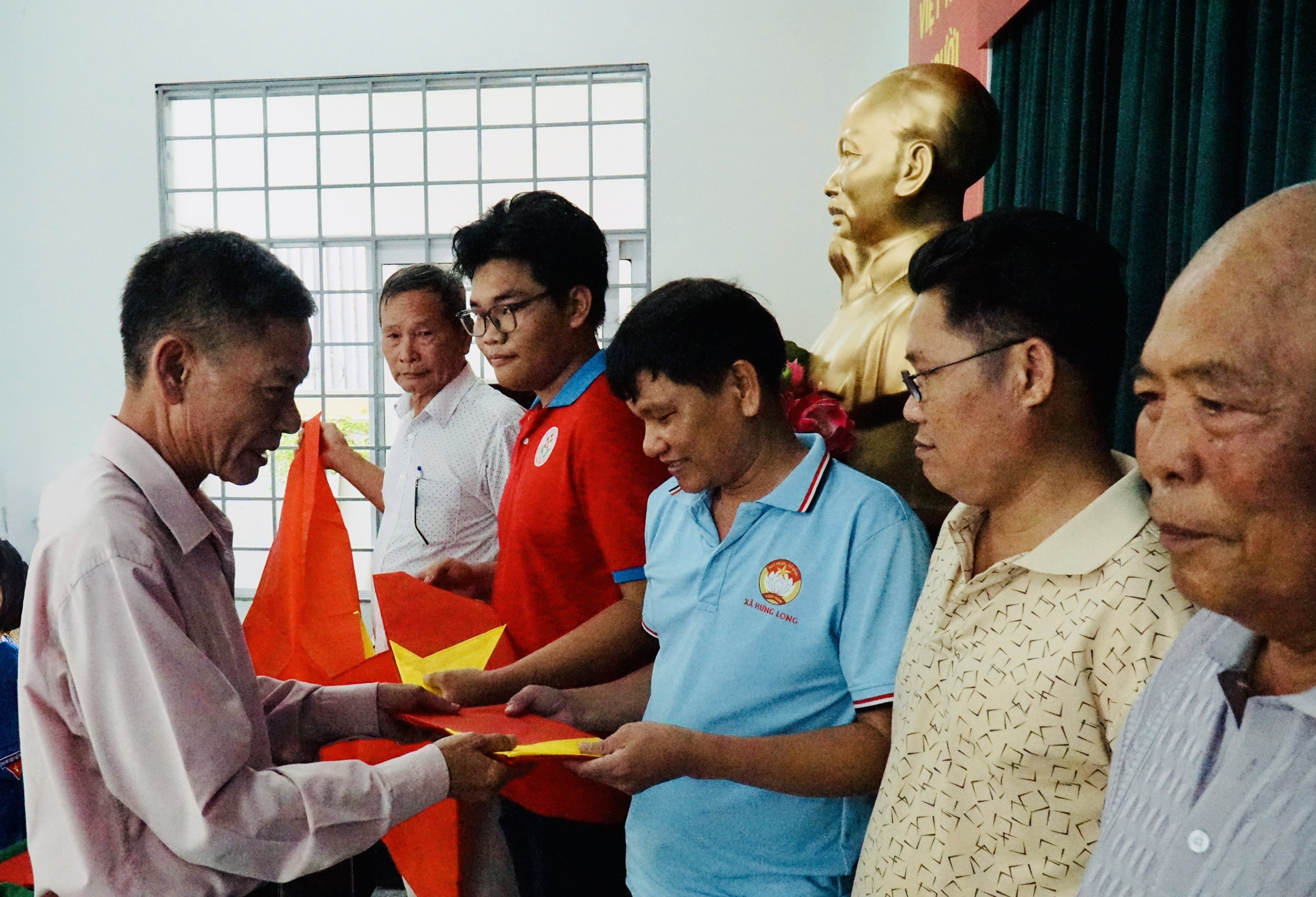 Rực rỡ tuyến “Đường cờ Tổ quốc” dẫn vào Khu Di tích Lịch sử Rạch Già - Ảnh 2.