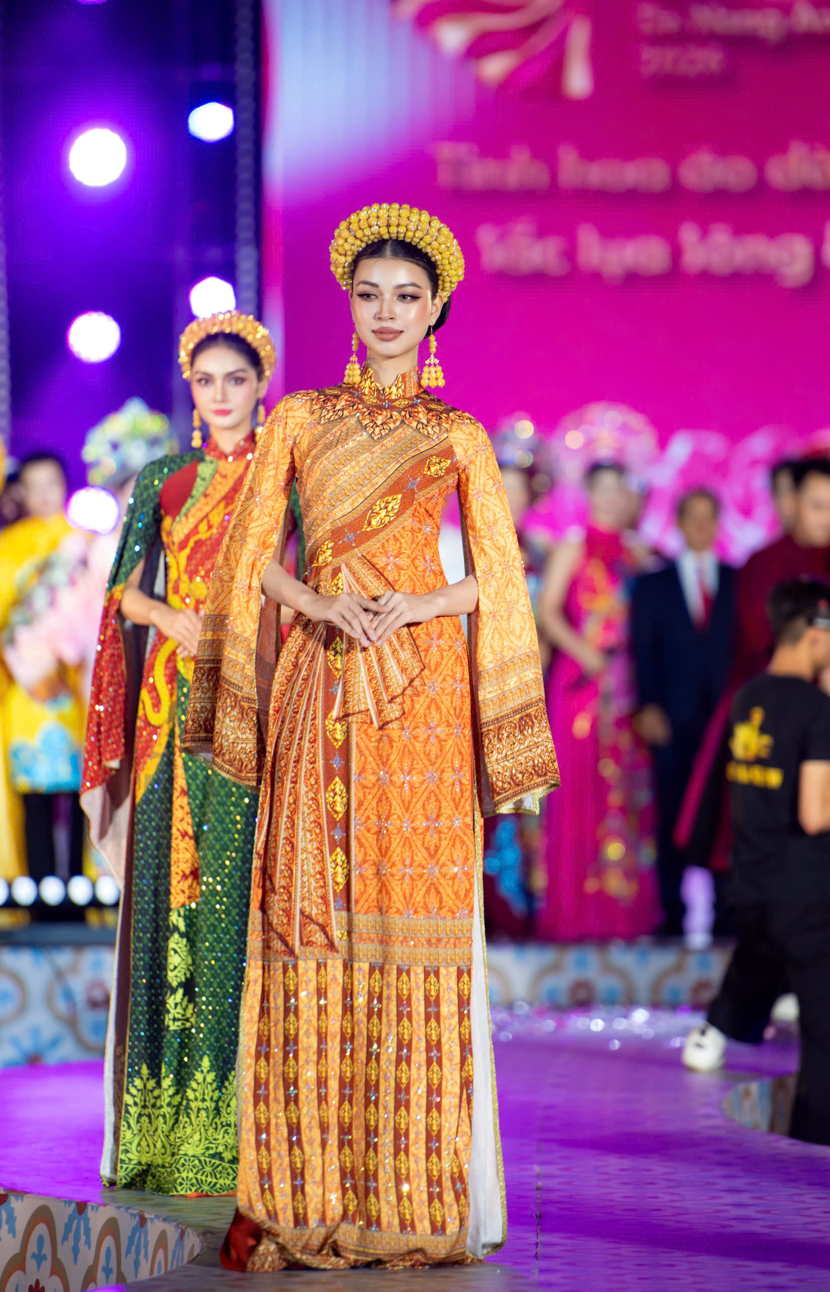 Đàm Vĩnh Hưng và con trai diễn áo dài Việt Hùng  - Ảnh 9.