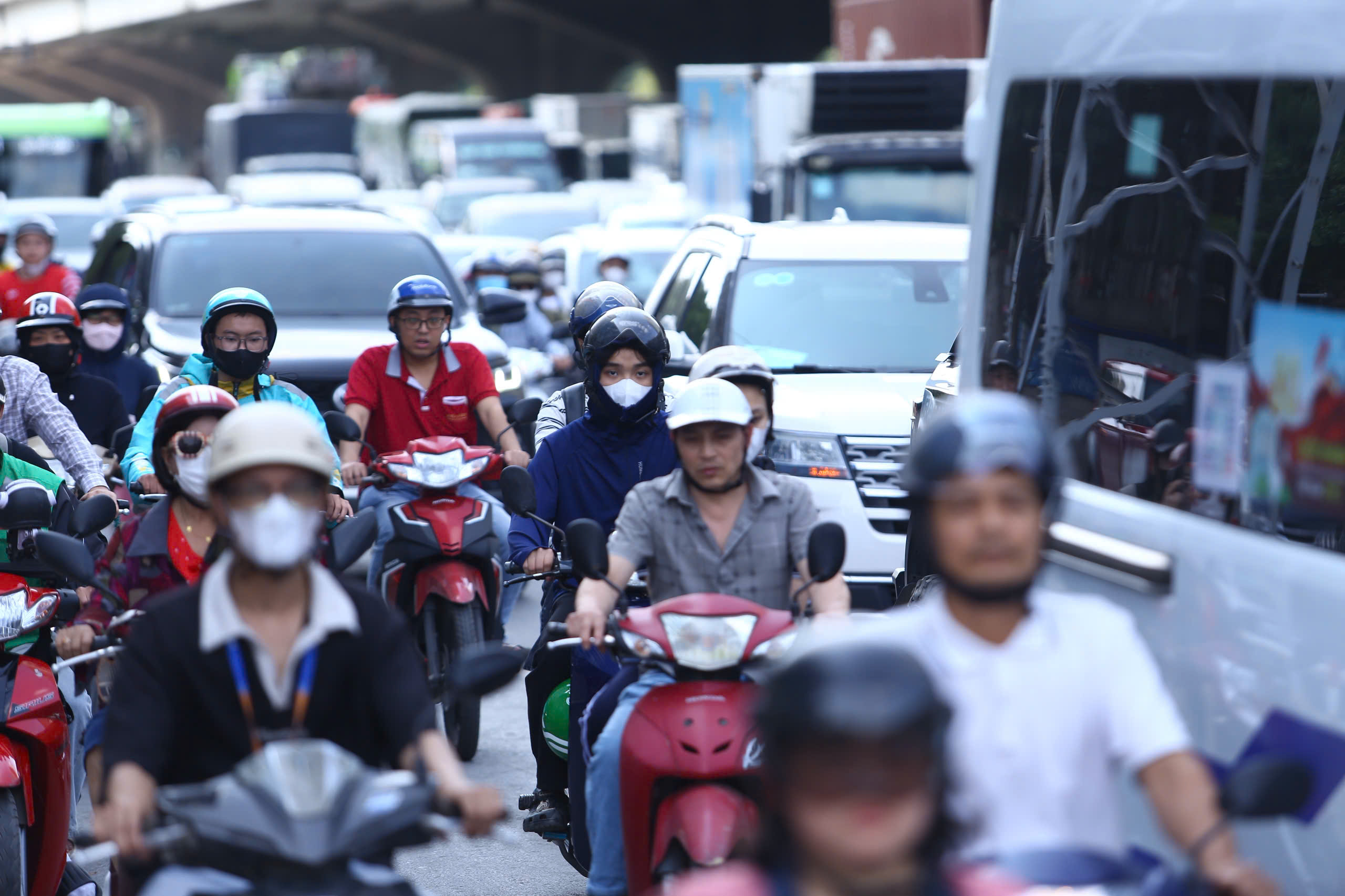 &Ugrave;n ứ giao th&ocirc;ng H&agrave; Nội trước kỳ nghỉ lễ 30 - 4 k&eacute;o d&agrave;i - Ảnh 4.