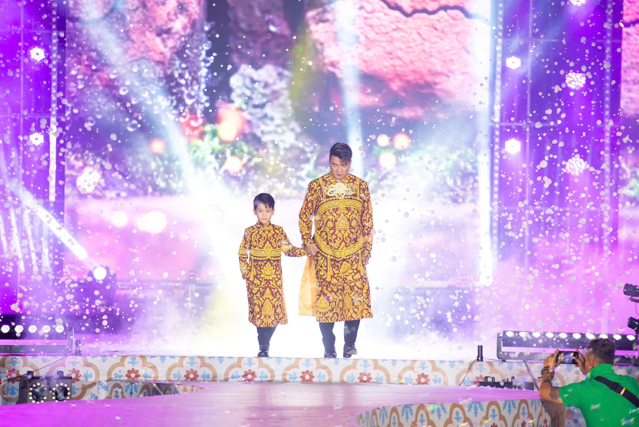 Đàm Vĩnh Hưng và con trai diễn áo dài Việt Hùng  - Ảnh 2.