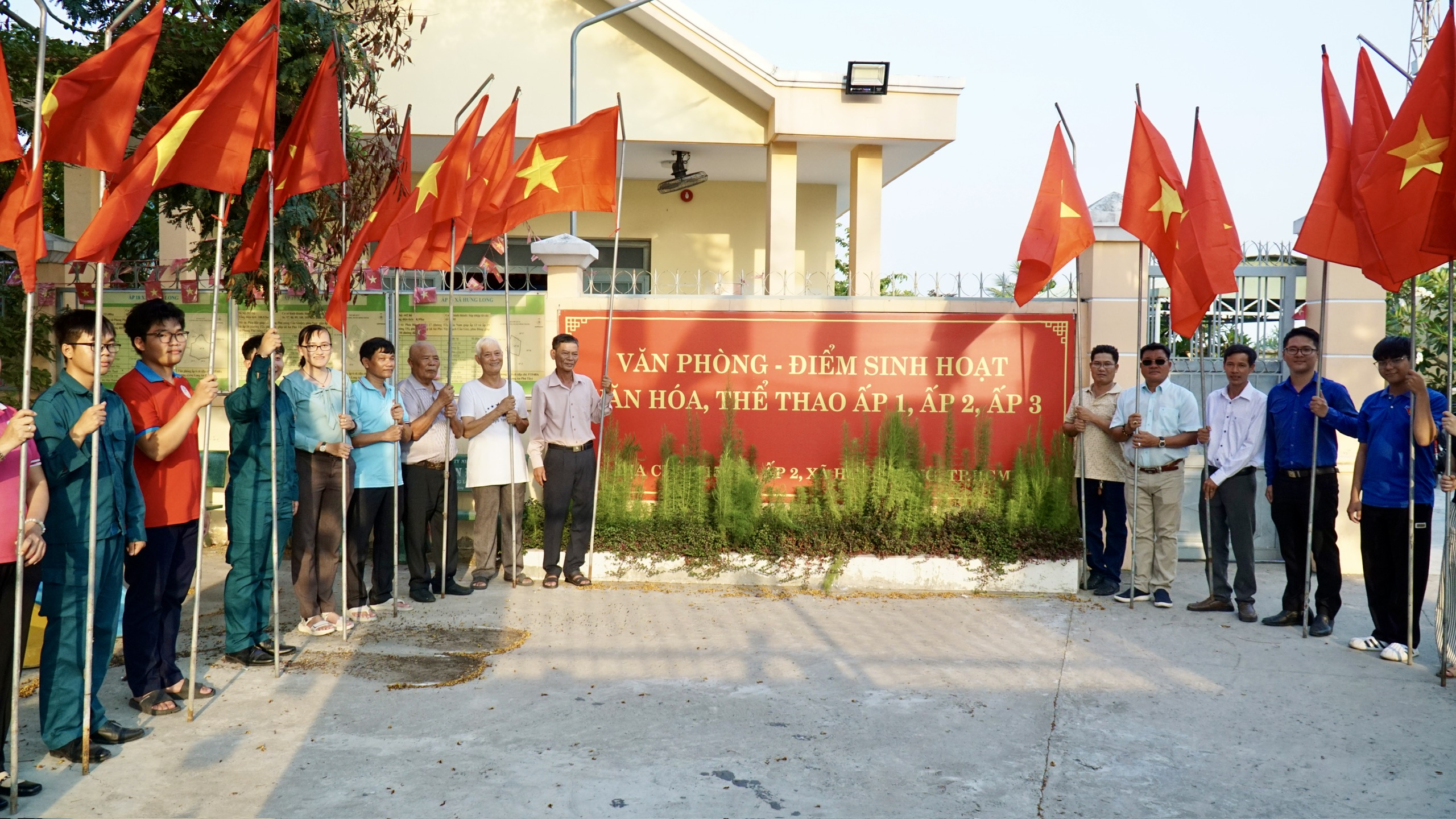 Rực rỡ tuyến “Đường cờ Tổ quốc” dẫn vào Khu Di tích Lịch sử Rạch Già - Ảnh 5.