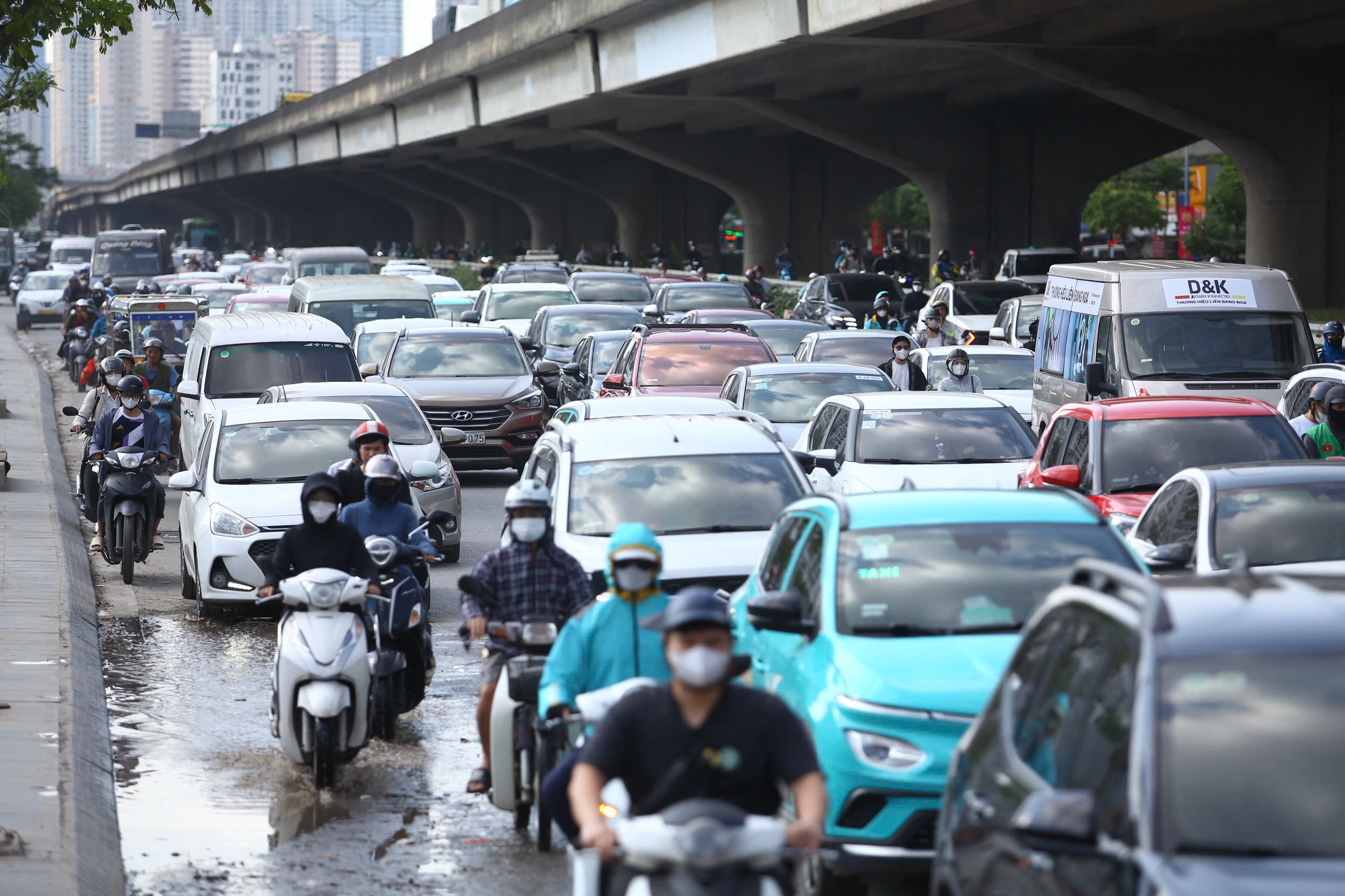&Ugrave;n ứ giao th&ocirc;ng H&agrave; Nội trước kỳ nghỉ lễ 30 - 4 k&eacute;o d&agrave;i - Ảnh 2.