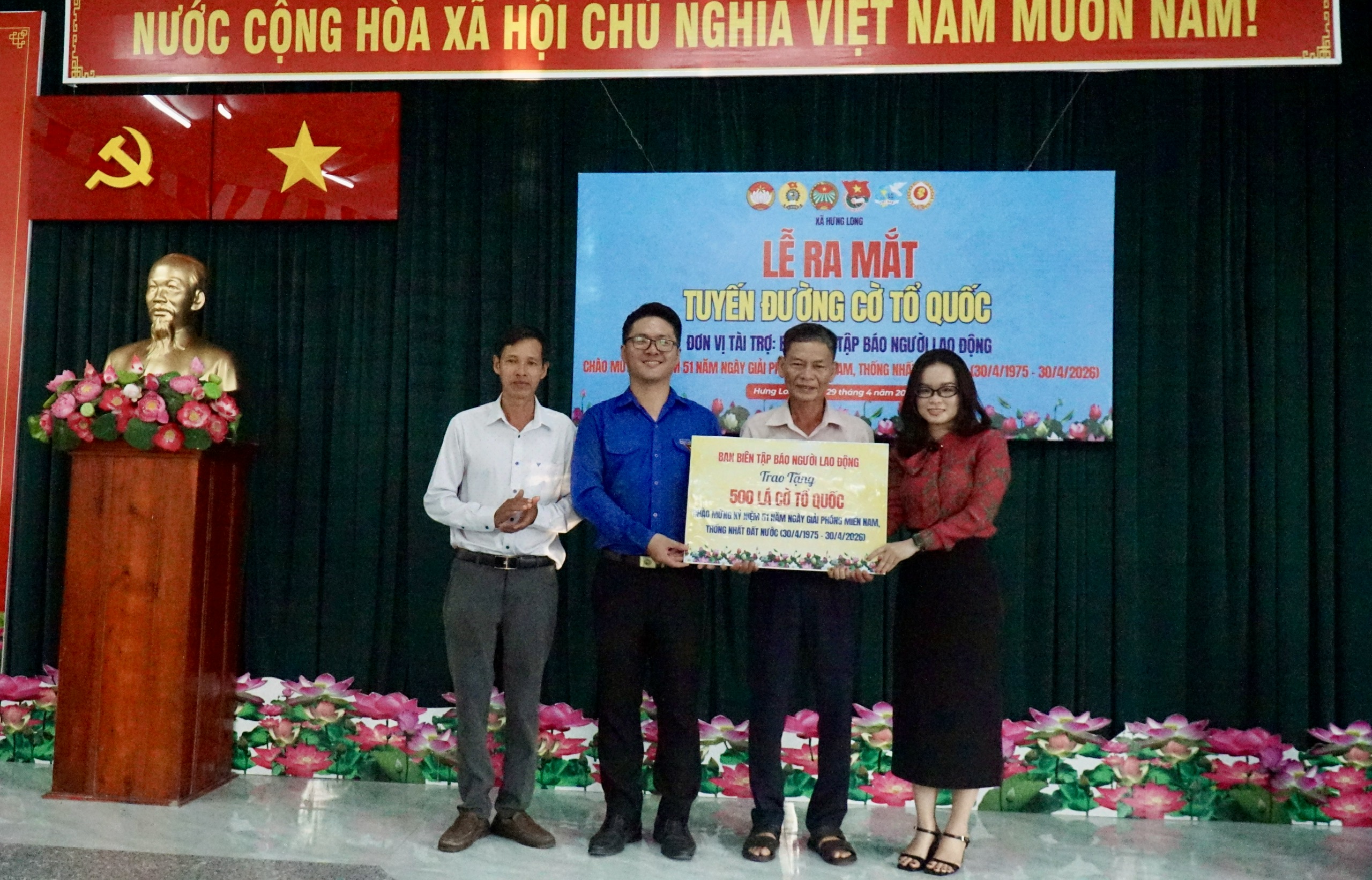 Rực rỡ tuyến “Đường cờ Tổ quốc” dẫn vào Khu Di tích Lịch sử Rạch Già - Ảnh 4.