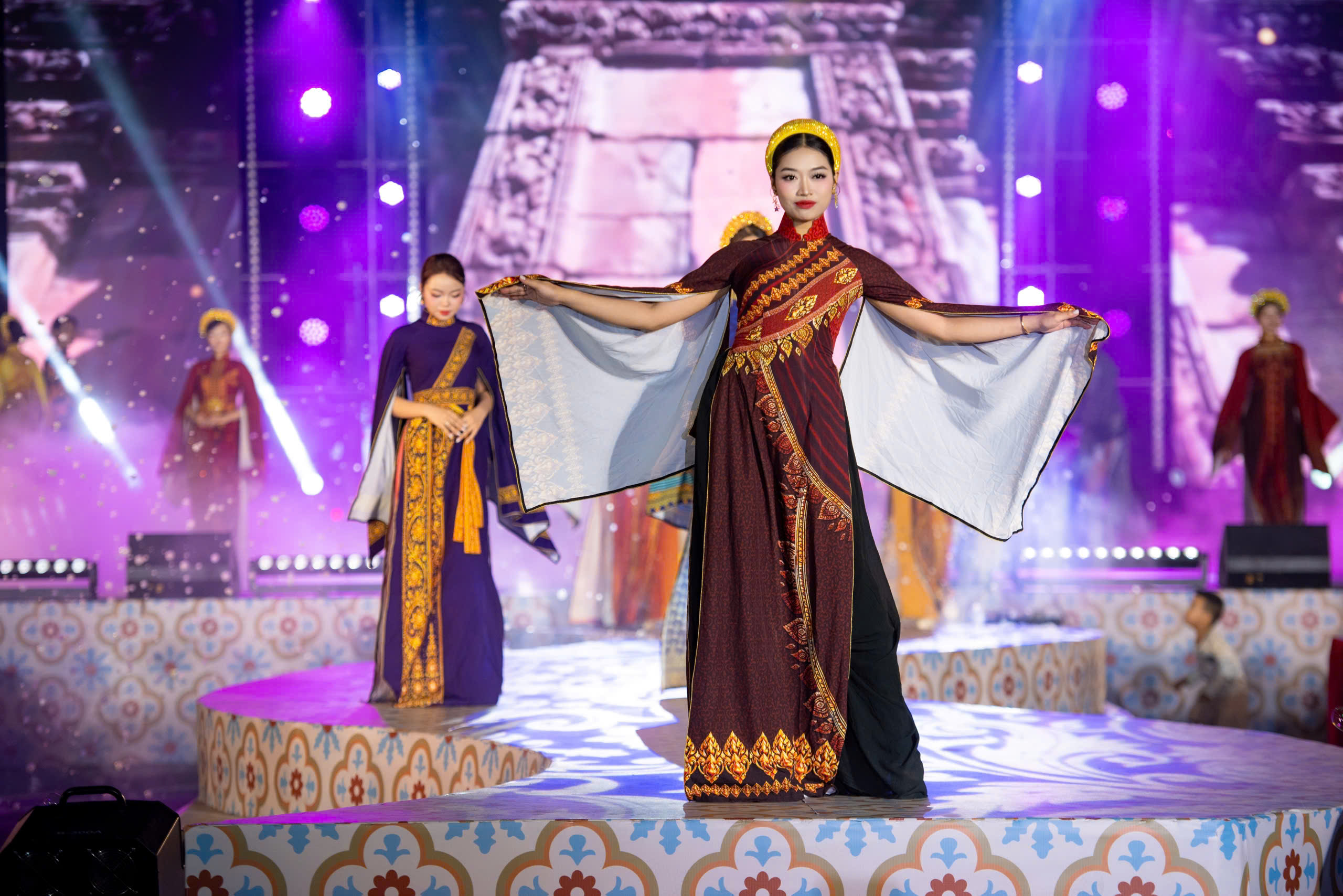 Đàm Vĩnh Hưng và con trai diễn áo dài Việt Hùng  - Ảnh 11.