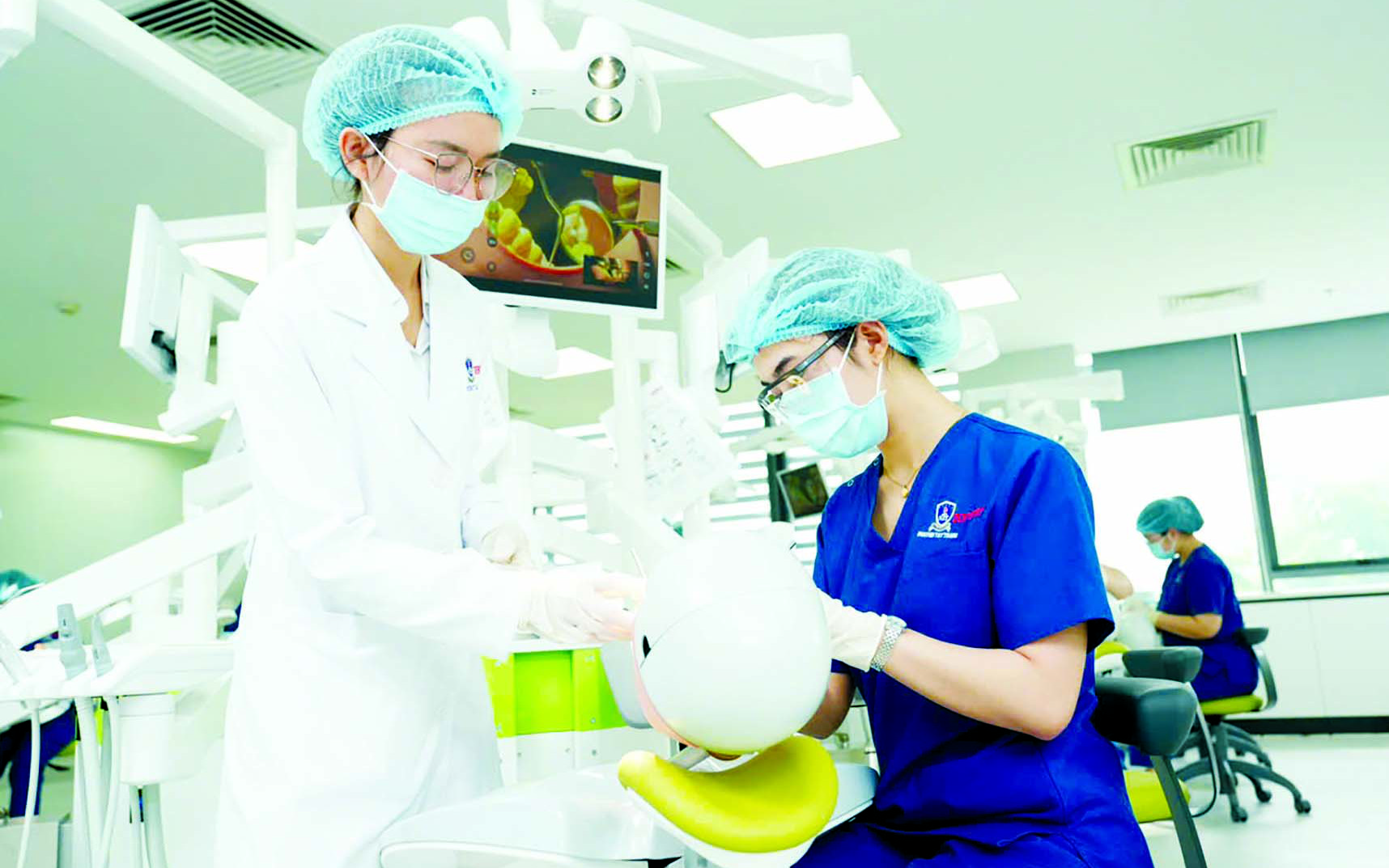 Nhiều trường ĐH c&ocirc;ng bố học ph&iacute; kho&aacute; tuyển sinh ĐH 2026 - Ảnh 2.