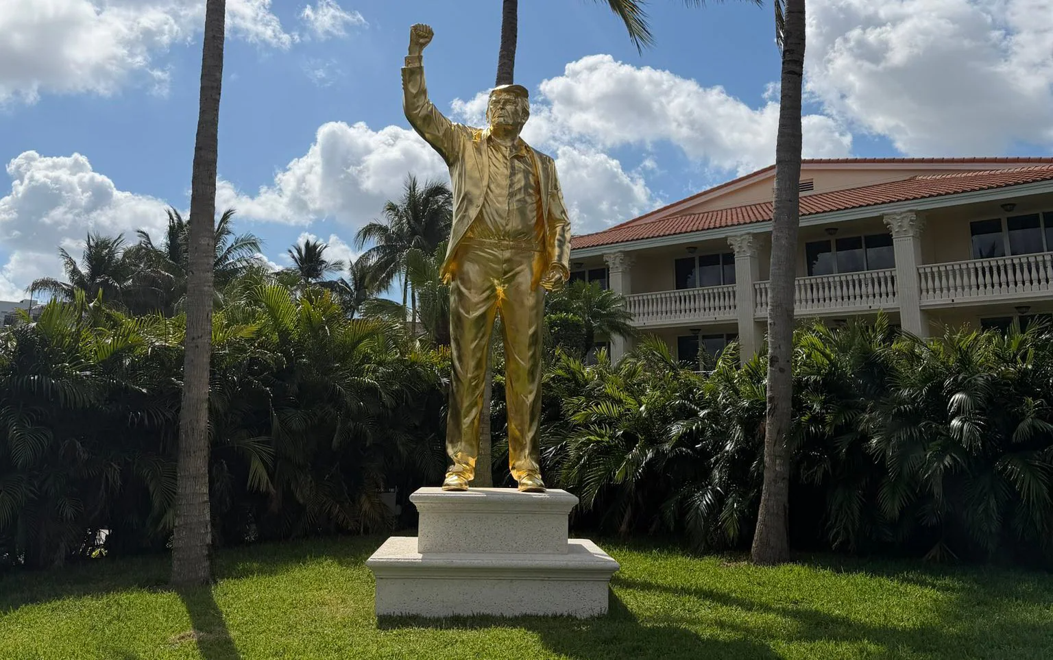 Tượng dát vàng hình ông Donald Trump xuất hiện trên sân golf  - Ảnh 1.