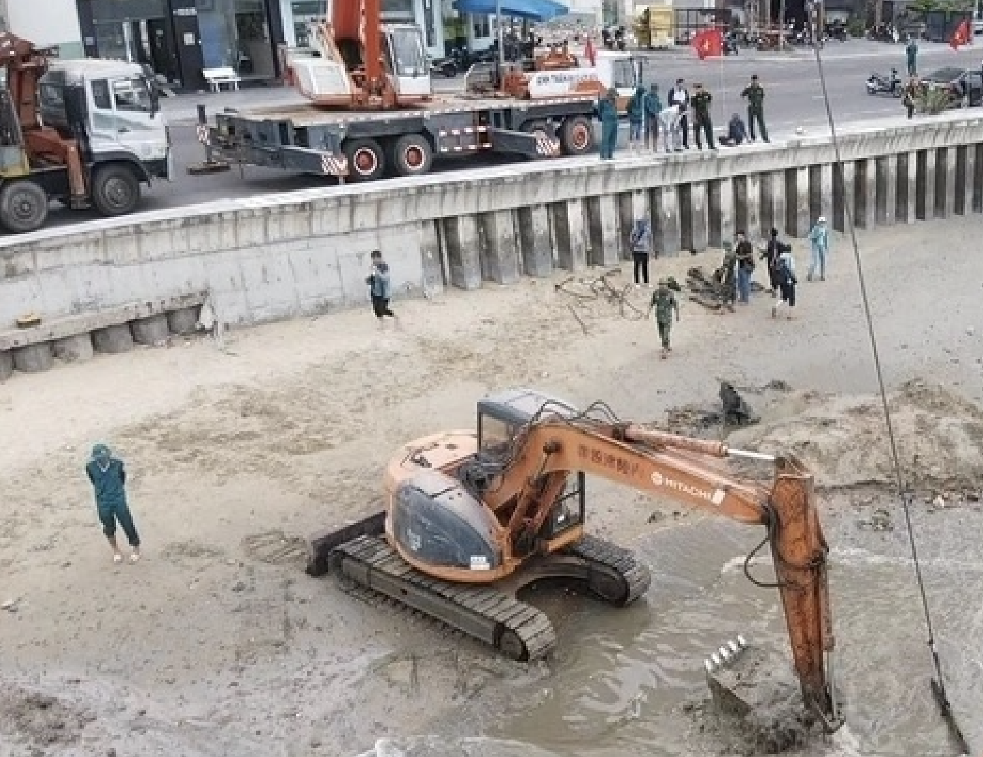 Bất ngờ phát hiện nhiều vũ khí khi trục vớt xe tăng bị vùi lấp tại bãi biển Quy Nhơn - Ảnh 4.