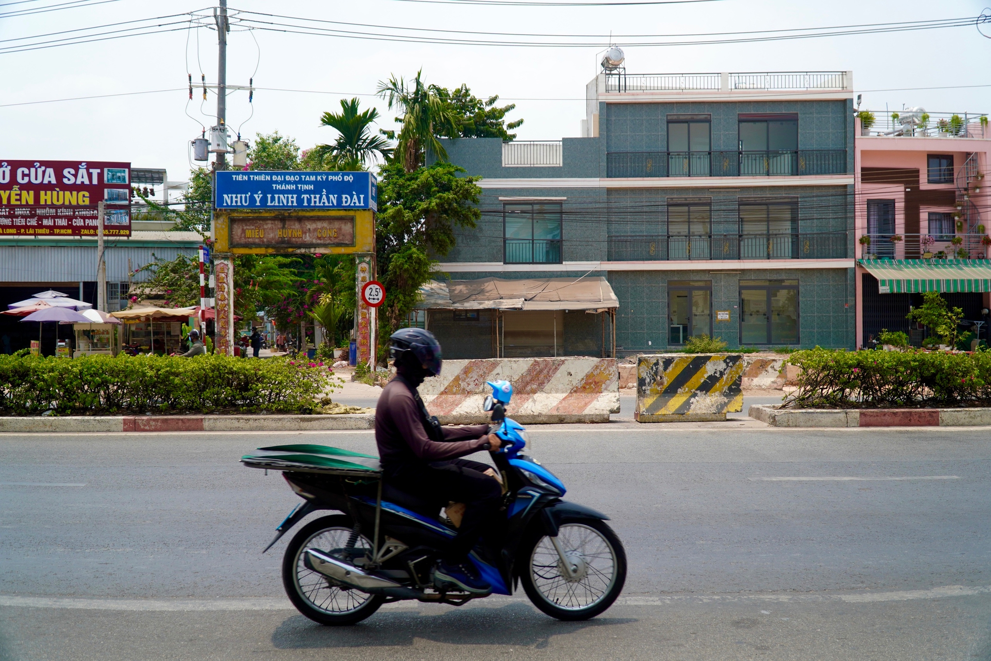 Đ&oacute;ng dải ph&acirc;n c&aacute;ch gần trạm thu ph&iacute; L&aacute;i Thi&ecirc;u, giao th&ocirc;ng dần ổn định - Ảnh 1.