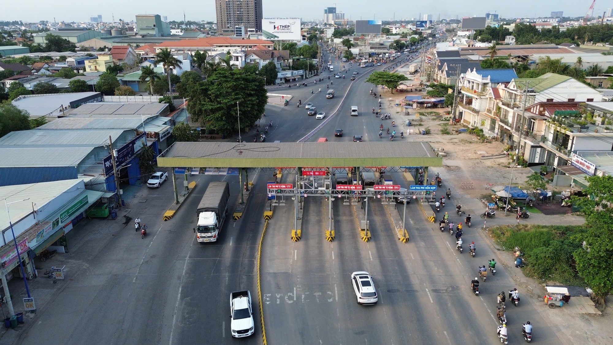 Đ&oacute;ng dải ph&acirc;n c&aacute;ch gần trạm thu ph&iacute; L&aacute;i Thi&ecirc;u, giao th&ocirc;ng dần ổn định - Ảnh 2.