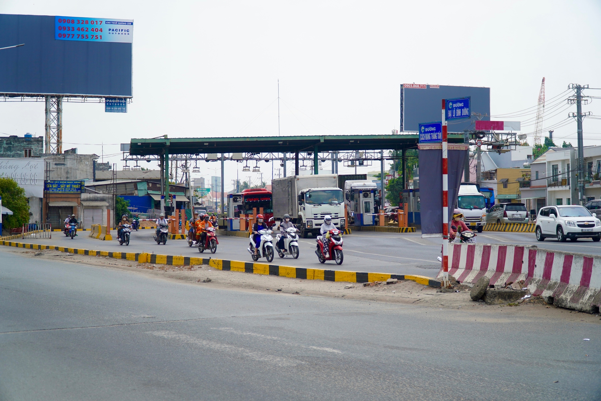 Đ&oacute;ng dải ph&acirc;n c&aacute;ch gần trạm thu ph&iacute; L&aacute;i Thi&ecirc;u, giao th&ocirc;ng dần ổn định - Ảnh 3.