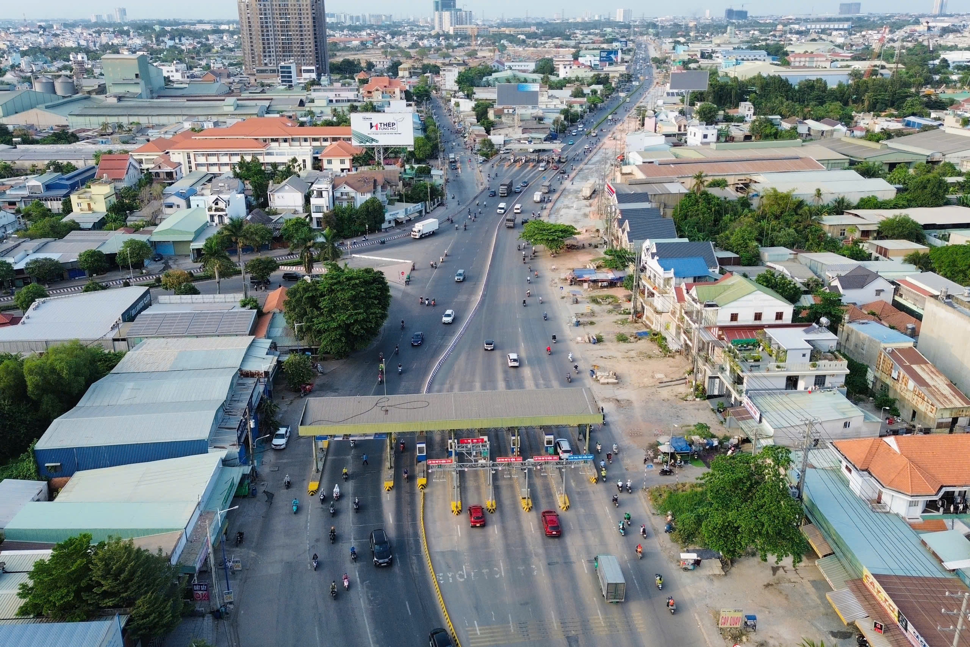 Đ&oacute;ng dải ph&acirc;n c&aacute;ch gần trạm thu ph&iacute; L&aacute;i Thi&ecirc;u, giao th&ocirc;ng dần ổn định - Ảnh 4.